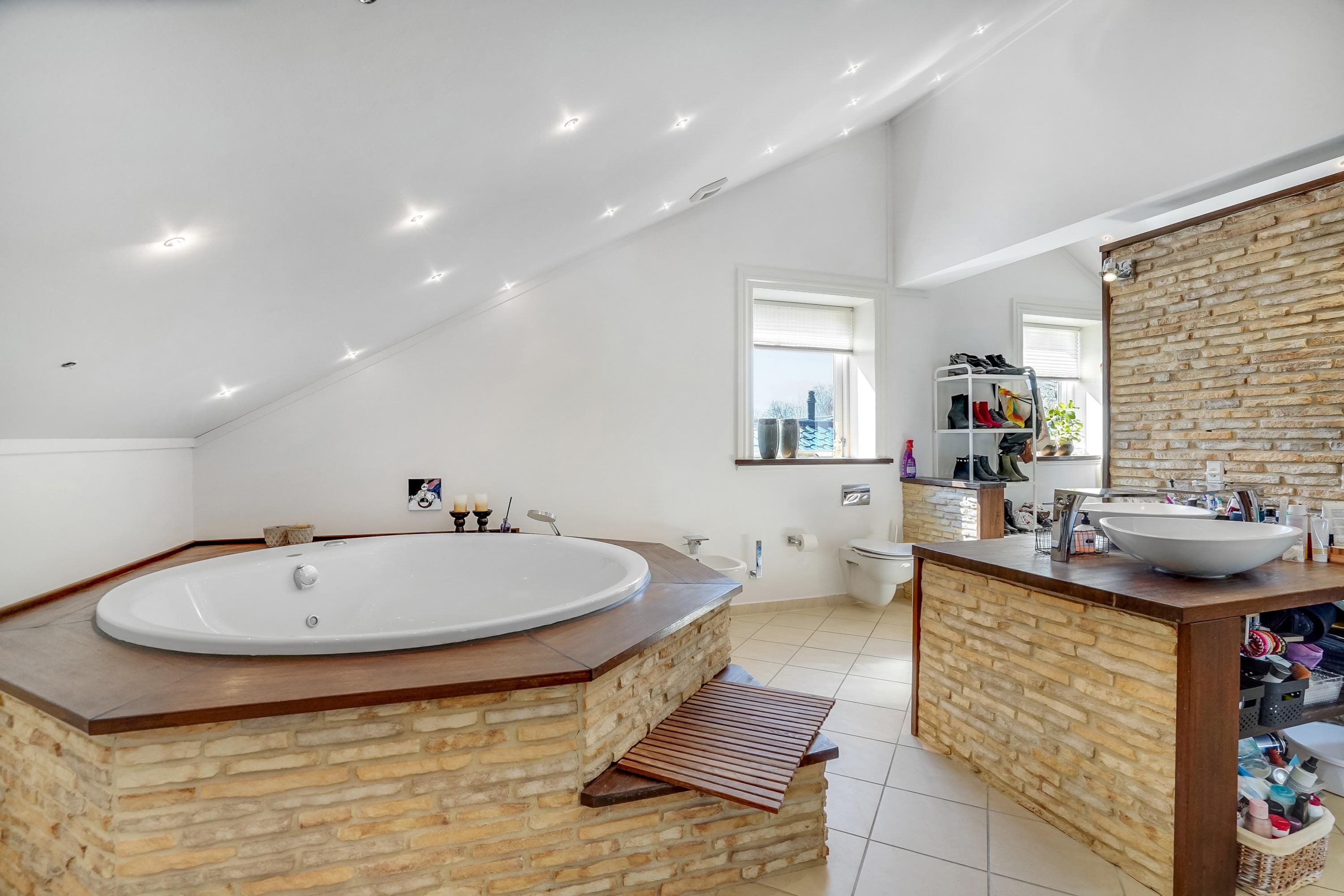 Fremhævet badeværelse billede i fuldskærmstilstand. Billede af Elleholmvej 15B, Ravnebjerg, 5250 Odense SV