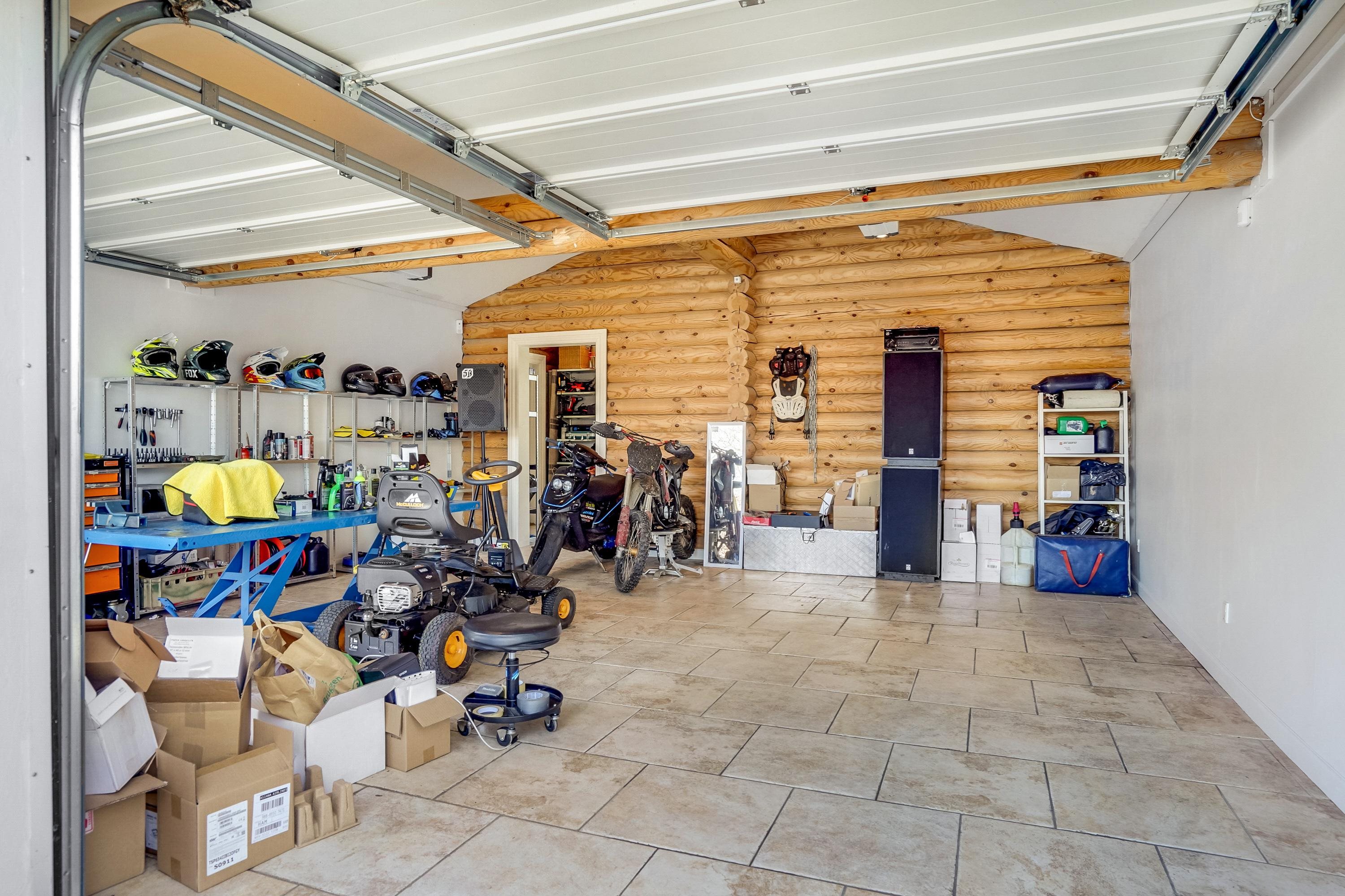 Fremhævet garage billede i fuldskærmstilstand. Billede af Elleholmvej 15B, Ravnebjerg, 5250 Odense SV