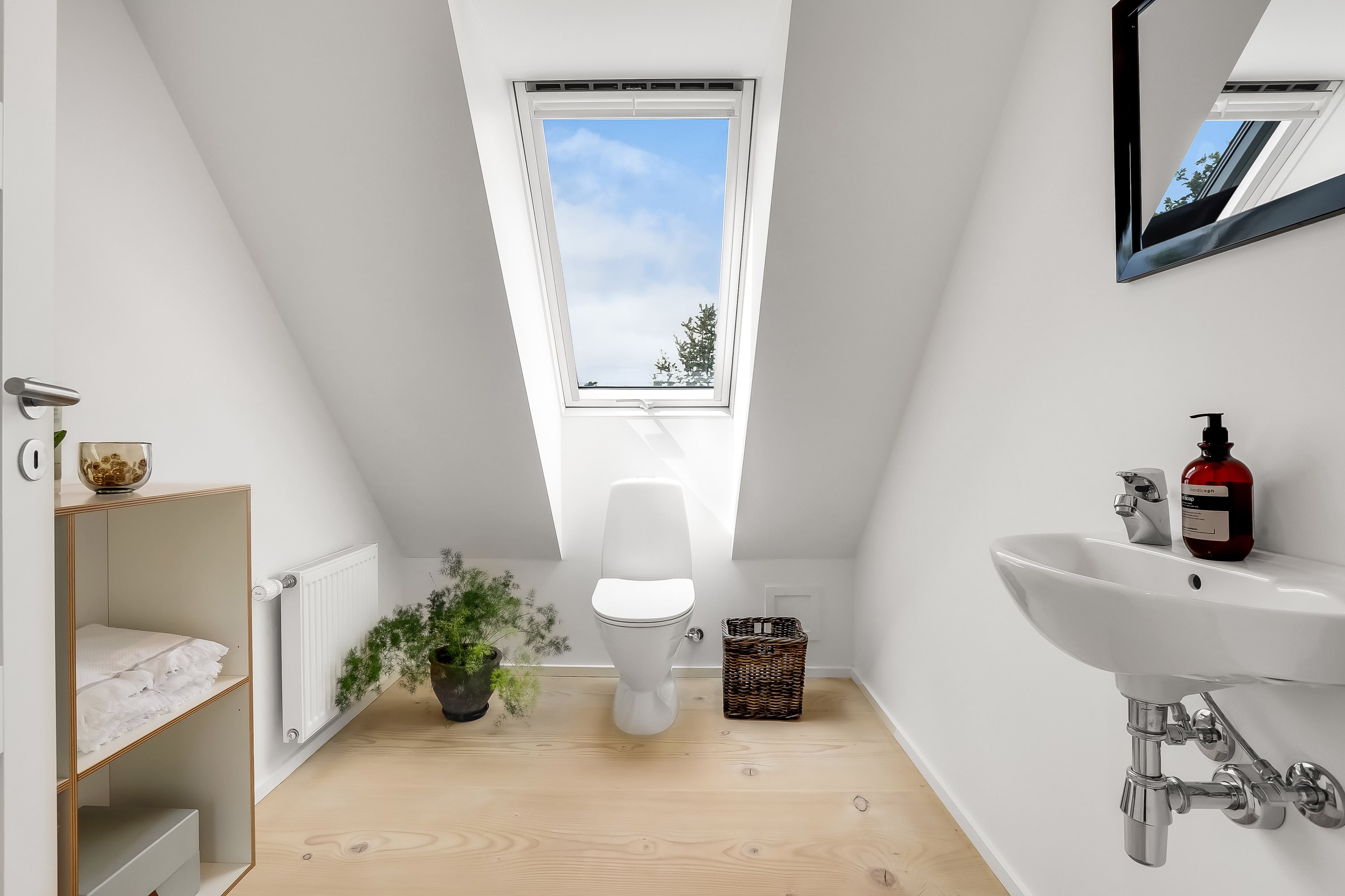 Fremhævet toilet billede i fuldskærmstilstand. Billede af Buskhedevej 23, 8600 Silkeborg