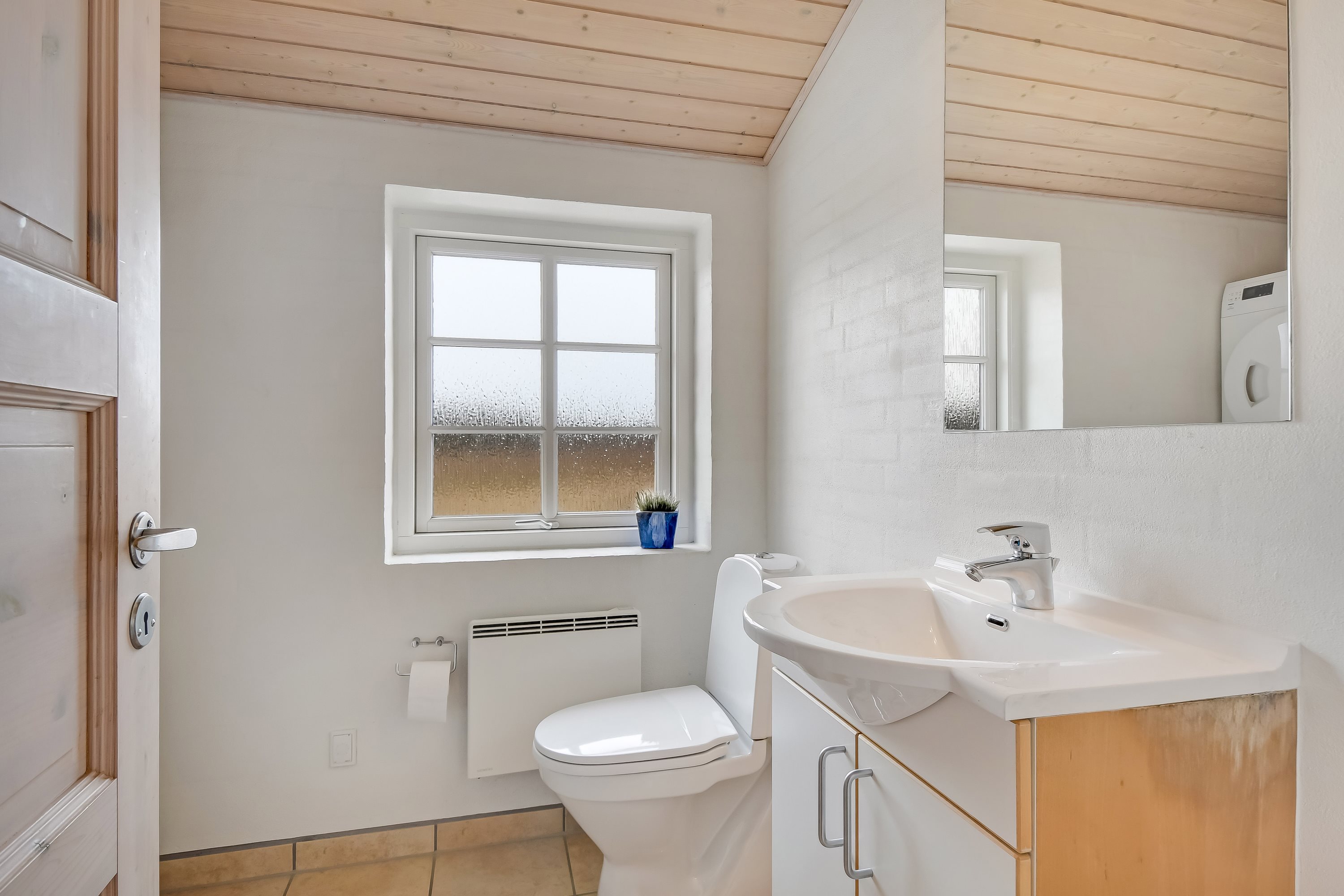 Fremhævet toilet billede i fuldskærmstilstand. Billede af Øvej 13, Husby Strandenge, 6990 Ulfborg