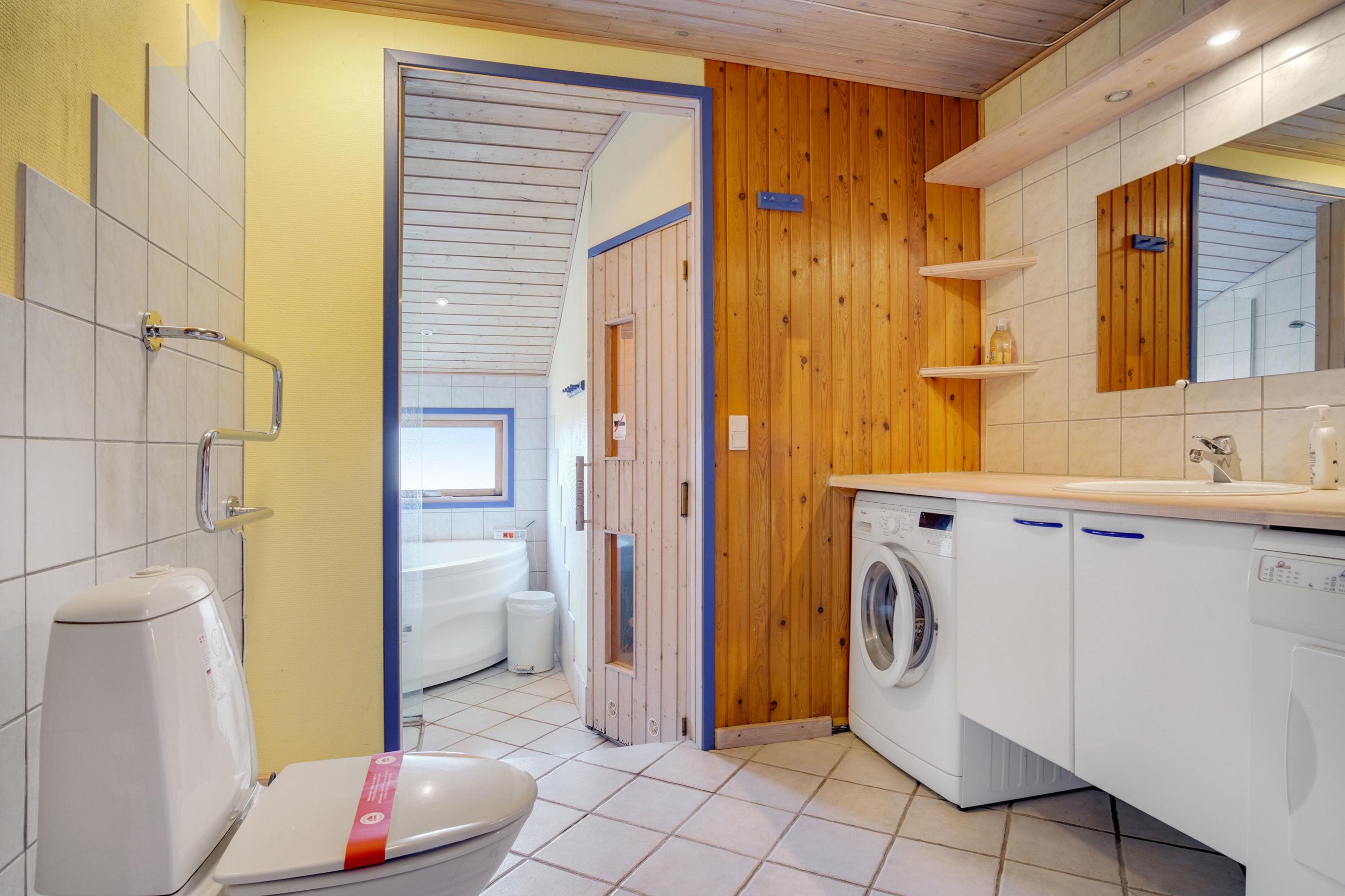 Fremhævet badeværelse billede i fuldskærmstilstand. Billede af Indemarken 26, Skallerup, 9800 Hjørring