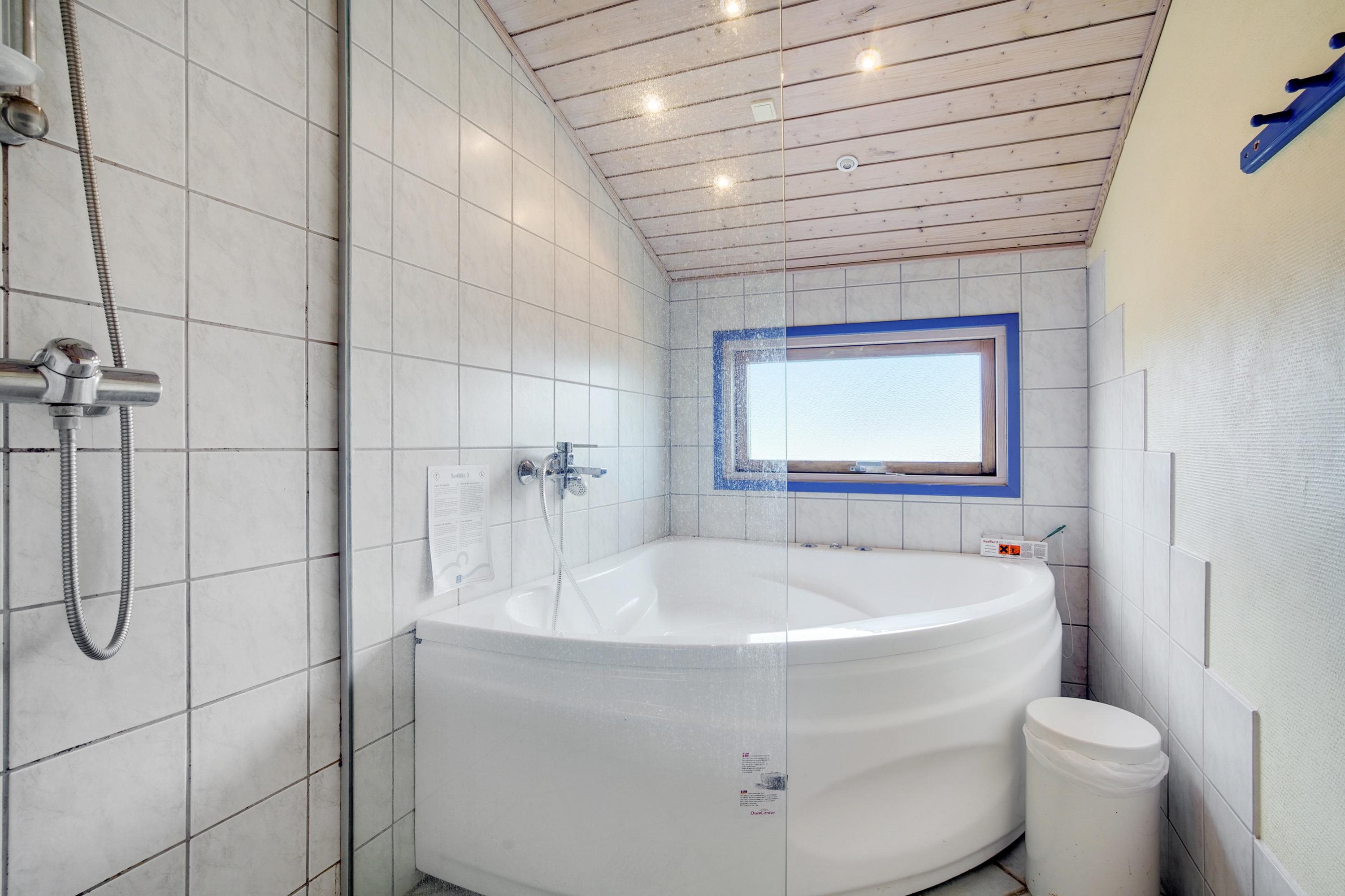 Fremhævet badeværelse billede i fuldskærmstilstand. Billede af Indemarken 26, Skallerup, 9800 Hjørring