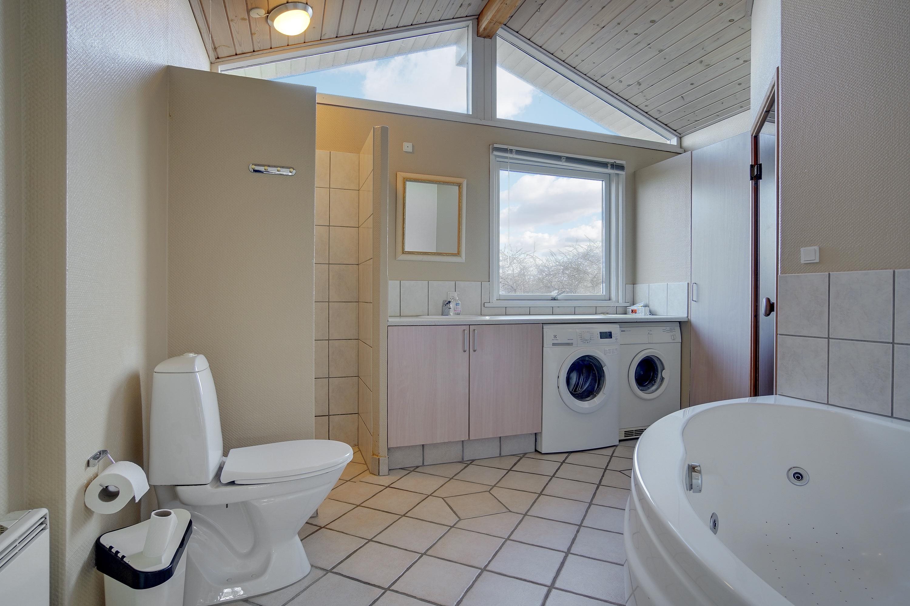 Fremhævet badeværelse billede i fuldskærmstilstand. Billede af Indemarken 28, Skal Klit, 9800 Hjørring