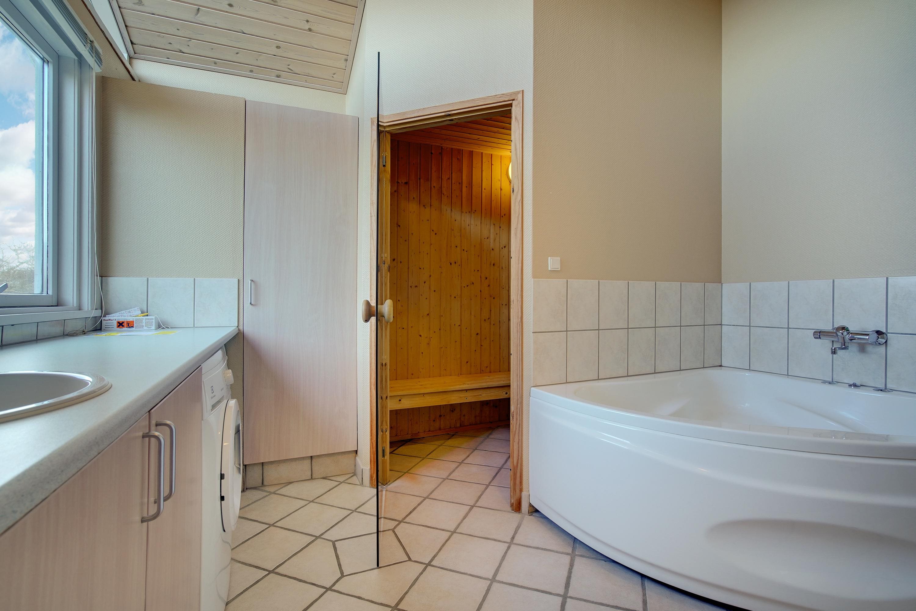 Fremhævet badeværelse billede i fuldskærmstilstand. Billede af Indemarken 28, Skal Klit, 9800 Hjørring