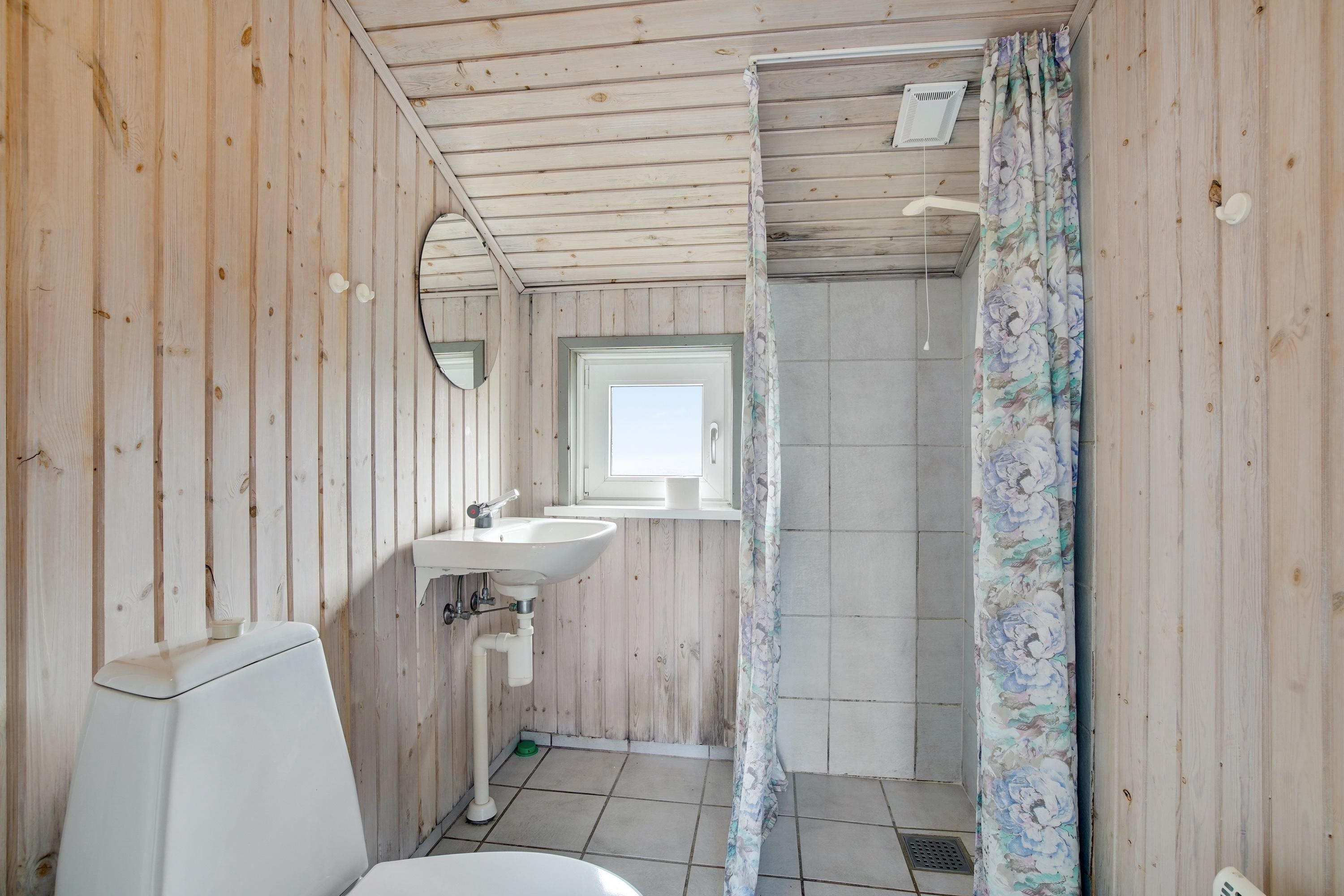 Fremhævet badeværelse billede i fuldskærmstilstand. Billede af Indemarken 39, Skallerup, 9800 Hjørring