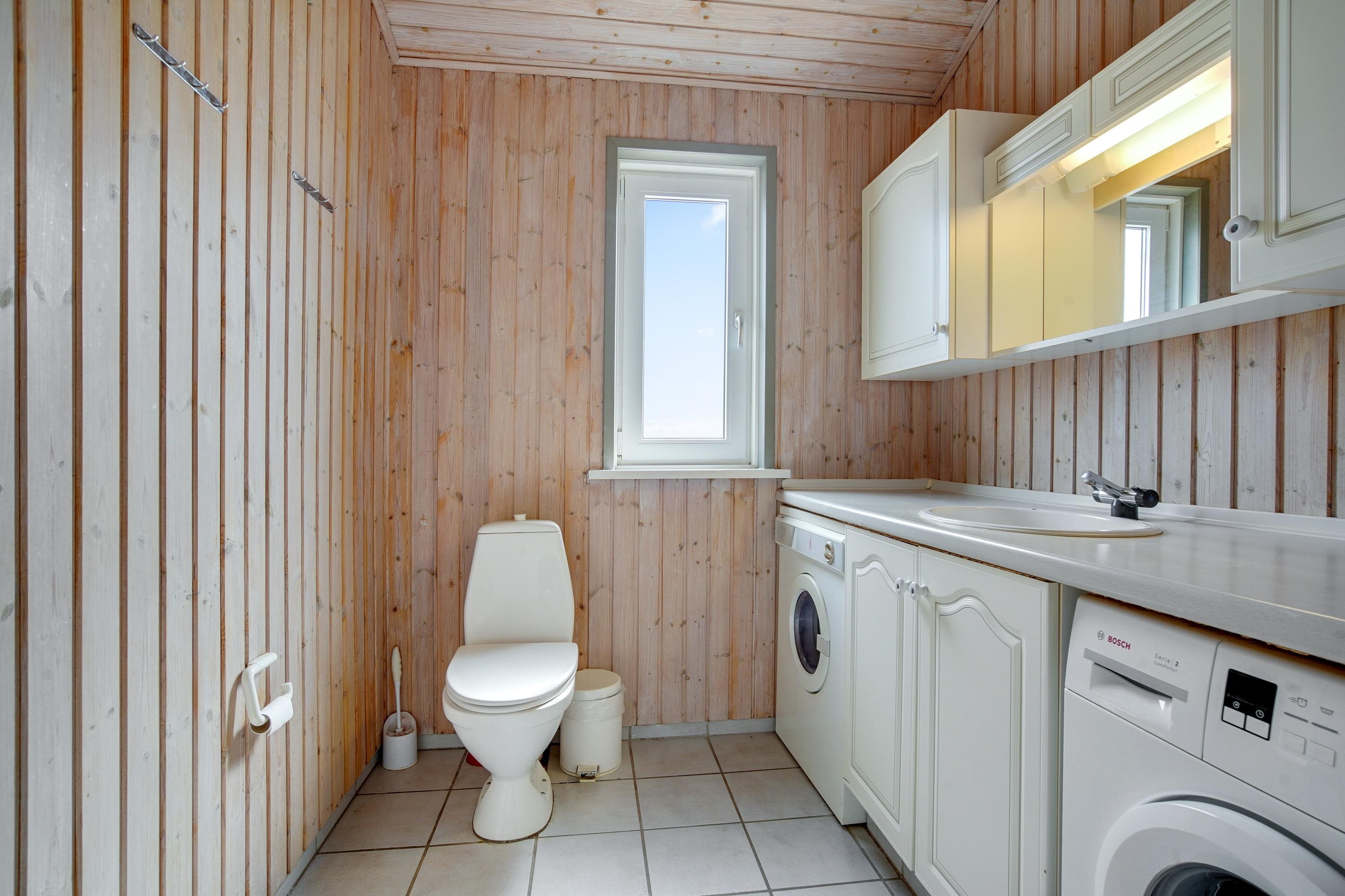 Fremhævet badeværelse billede i fuldskærmstilstand. Billede af Indemarken 39, Skallerup, 9800 Hjørring