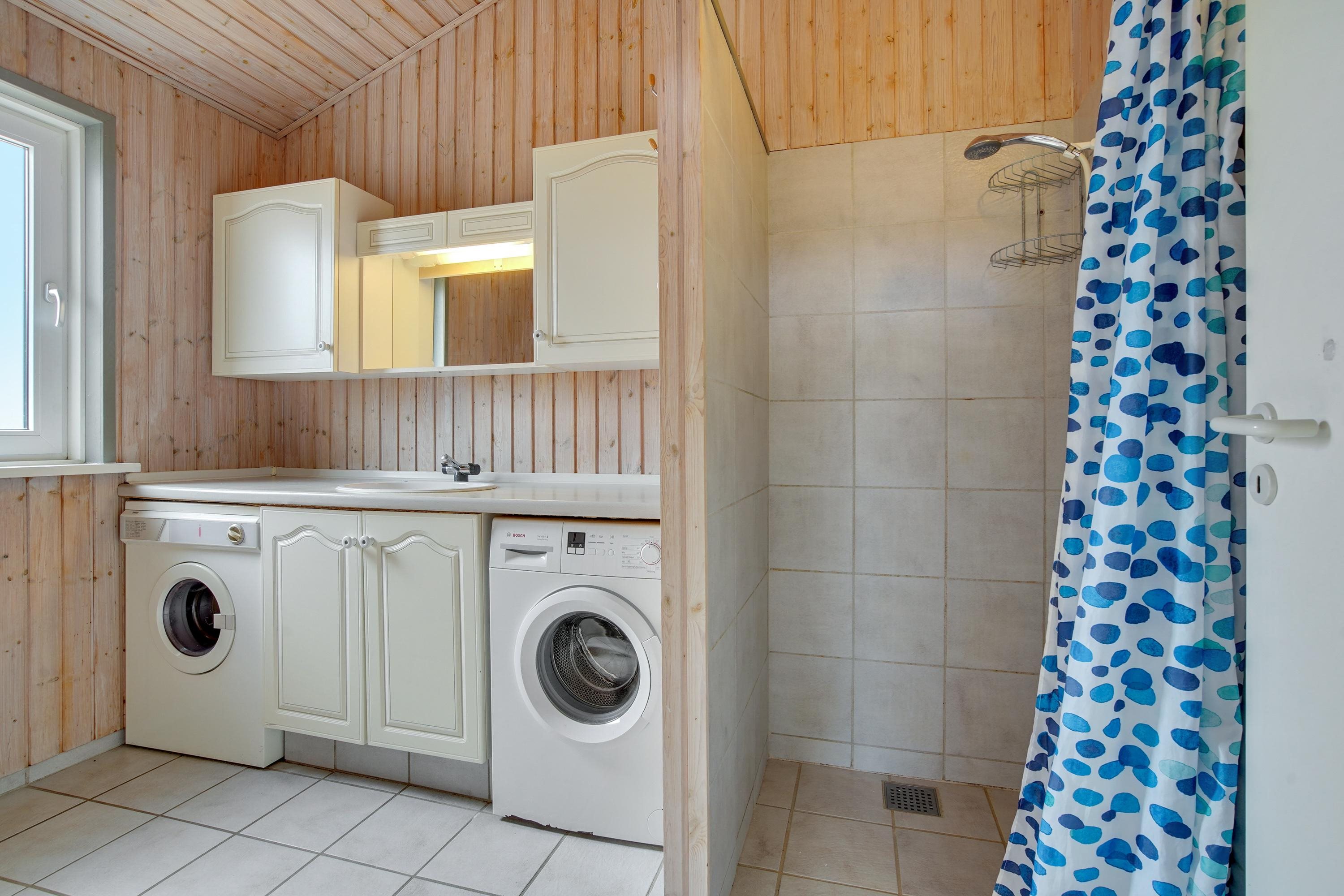 Fremhævet badeværelse billede i fuldskærmstilstand. Billede af Indemarken 39, Skallerup, 9800 Hjørring