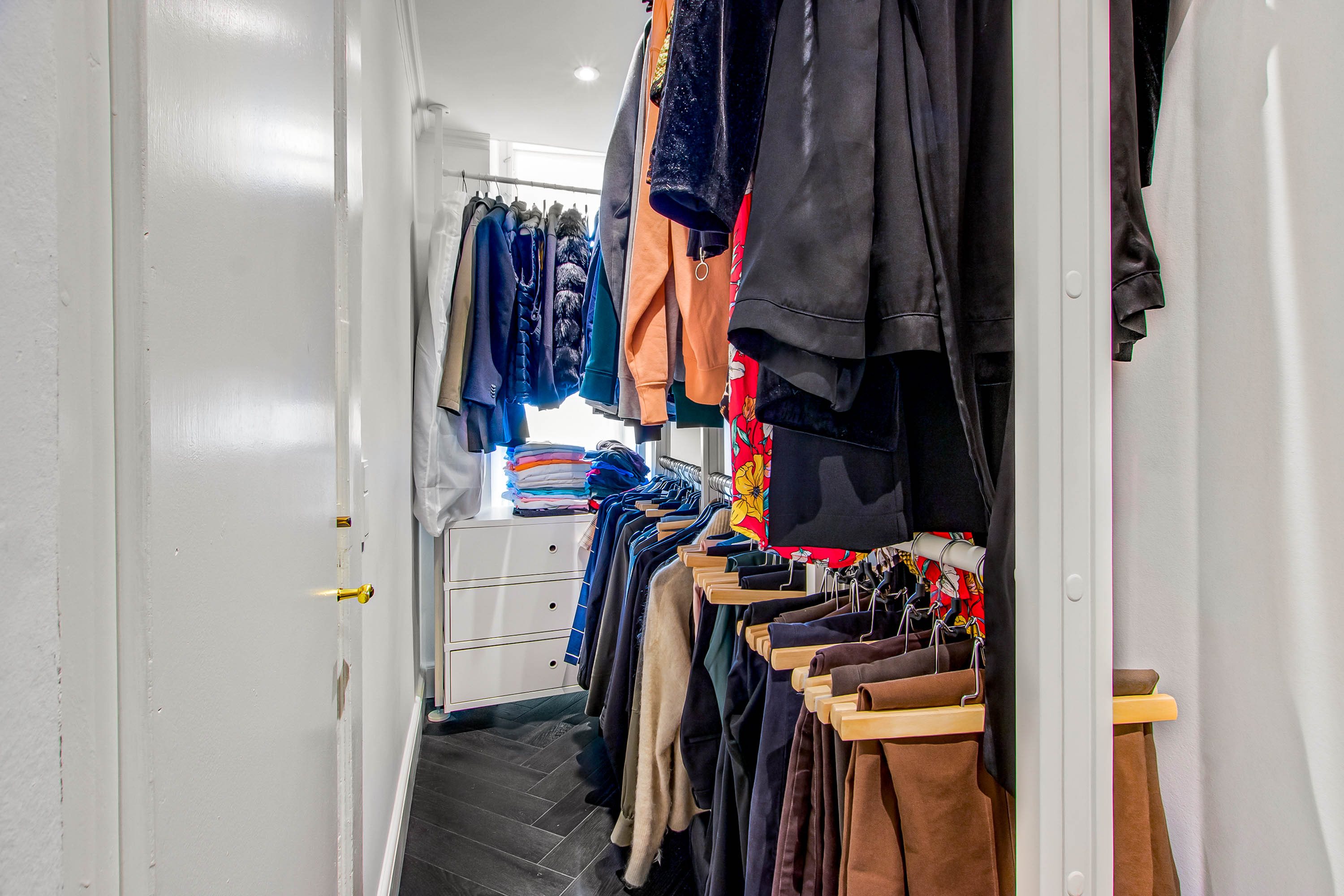 Fremhævet walkin closet billede i fuldskærmstilstand. Billede af Hyskenstræde 3, 1. tv., 1207 København K