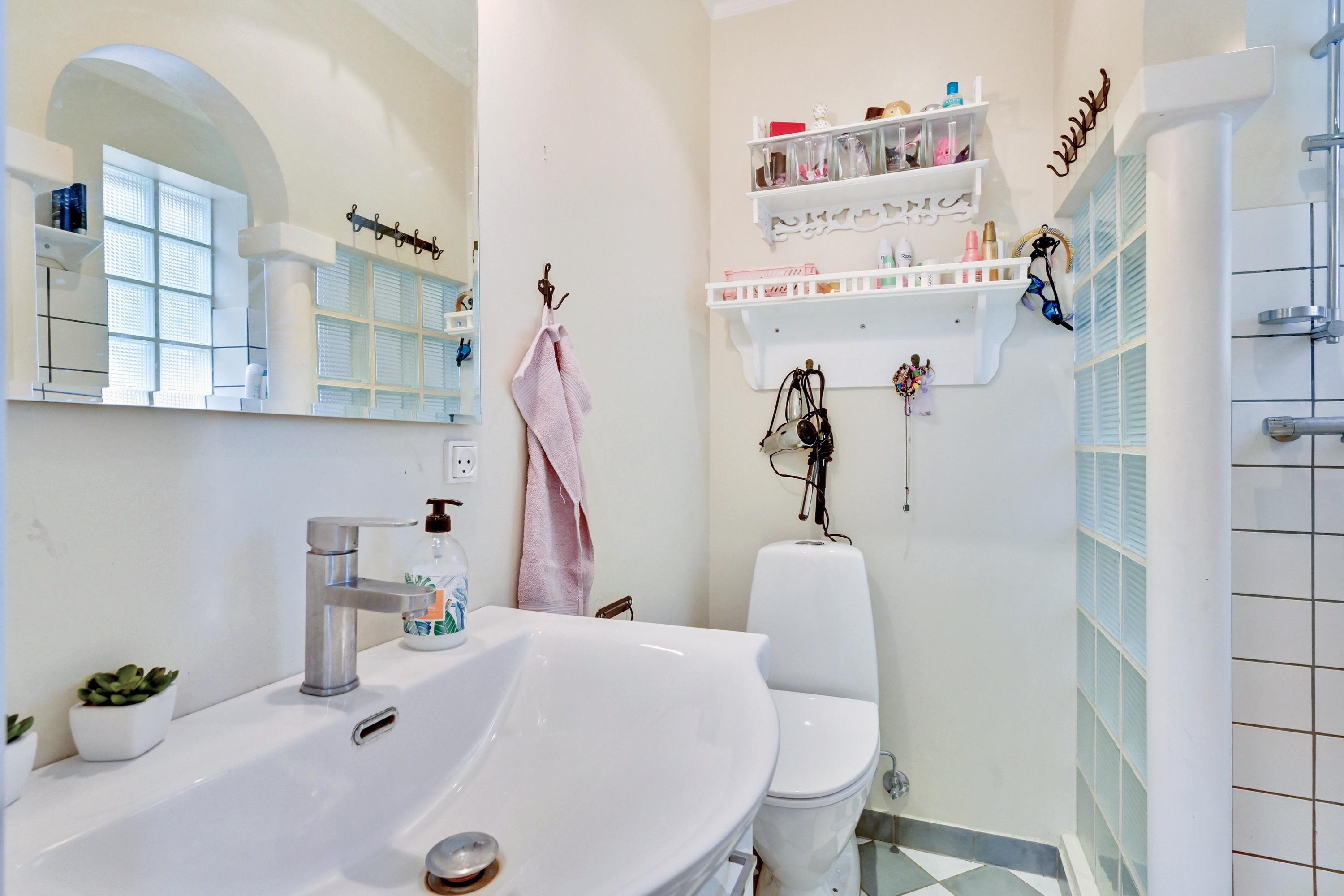 Fremhævet badeværelse billede i fuldskærmstilstand. Billede af Pilealle 14, 6900 Skjern