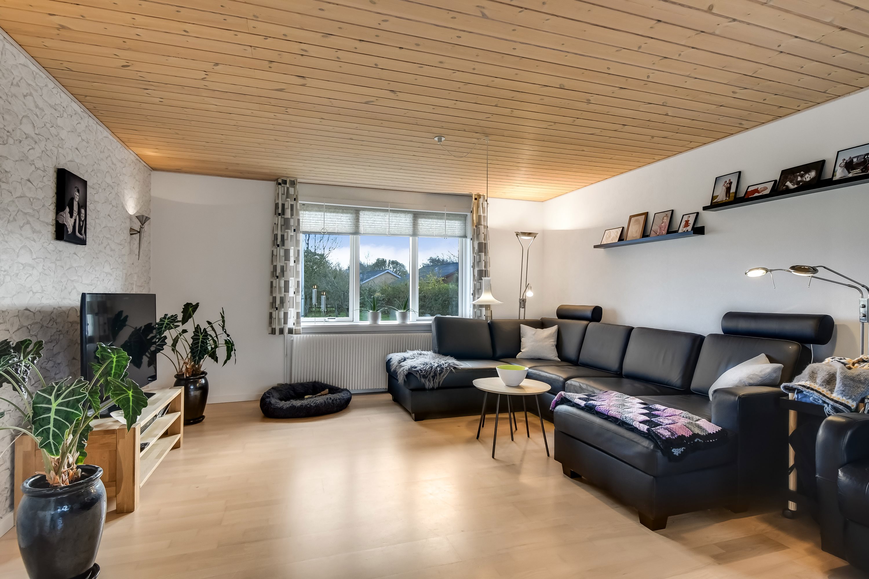 Fremhævet stue billede i fuldskærmstilstand. Billede af Kærvej 10, 7650 Bøvlingbjerg