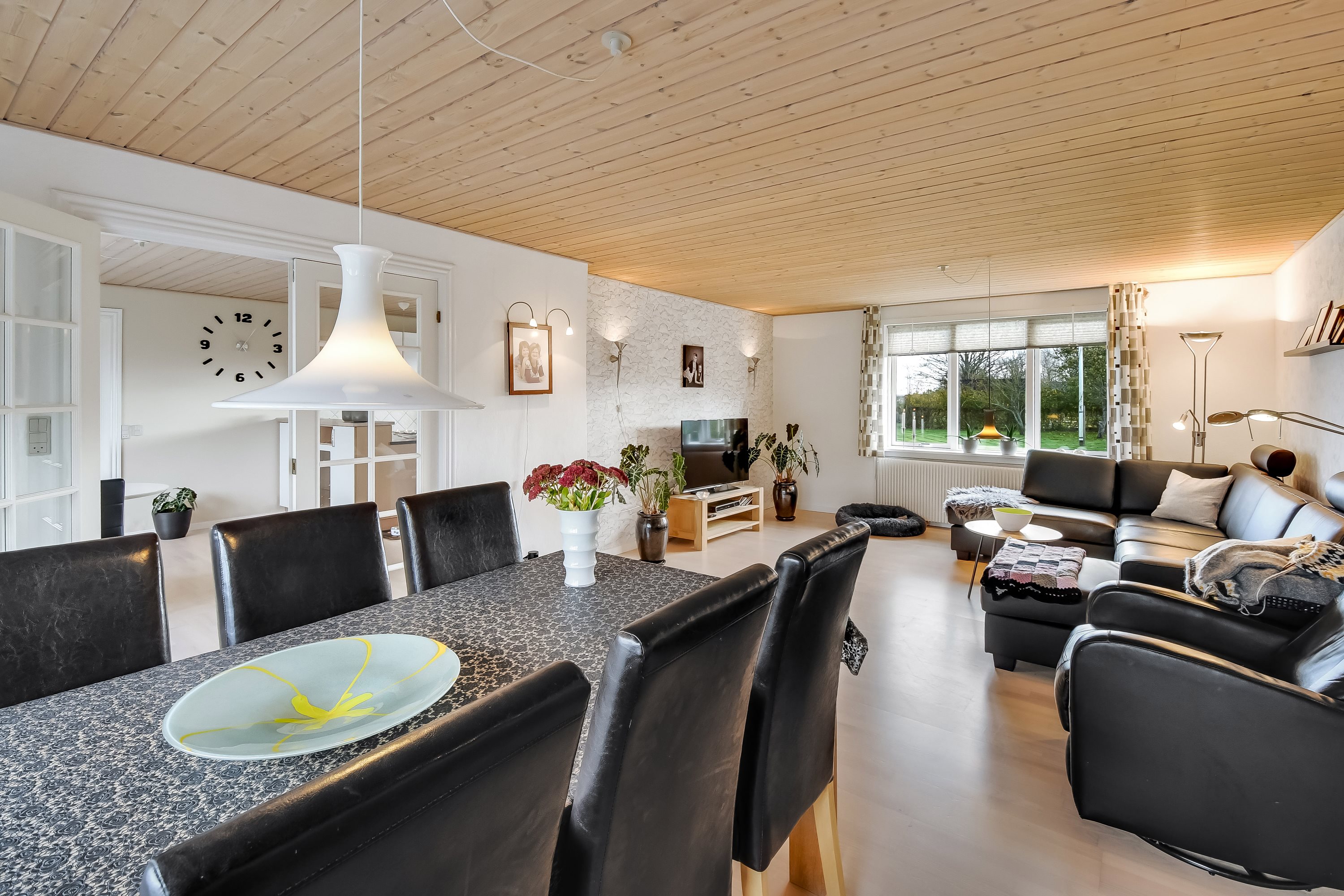 Fremhævet stue billede i fuldskærmstilstand. Billede af Kærvej 10, 7650 Bøvlingbjerg