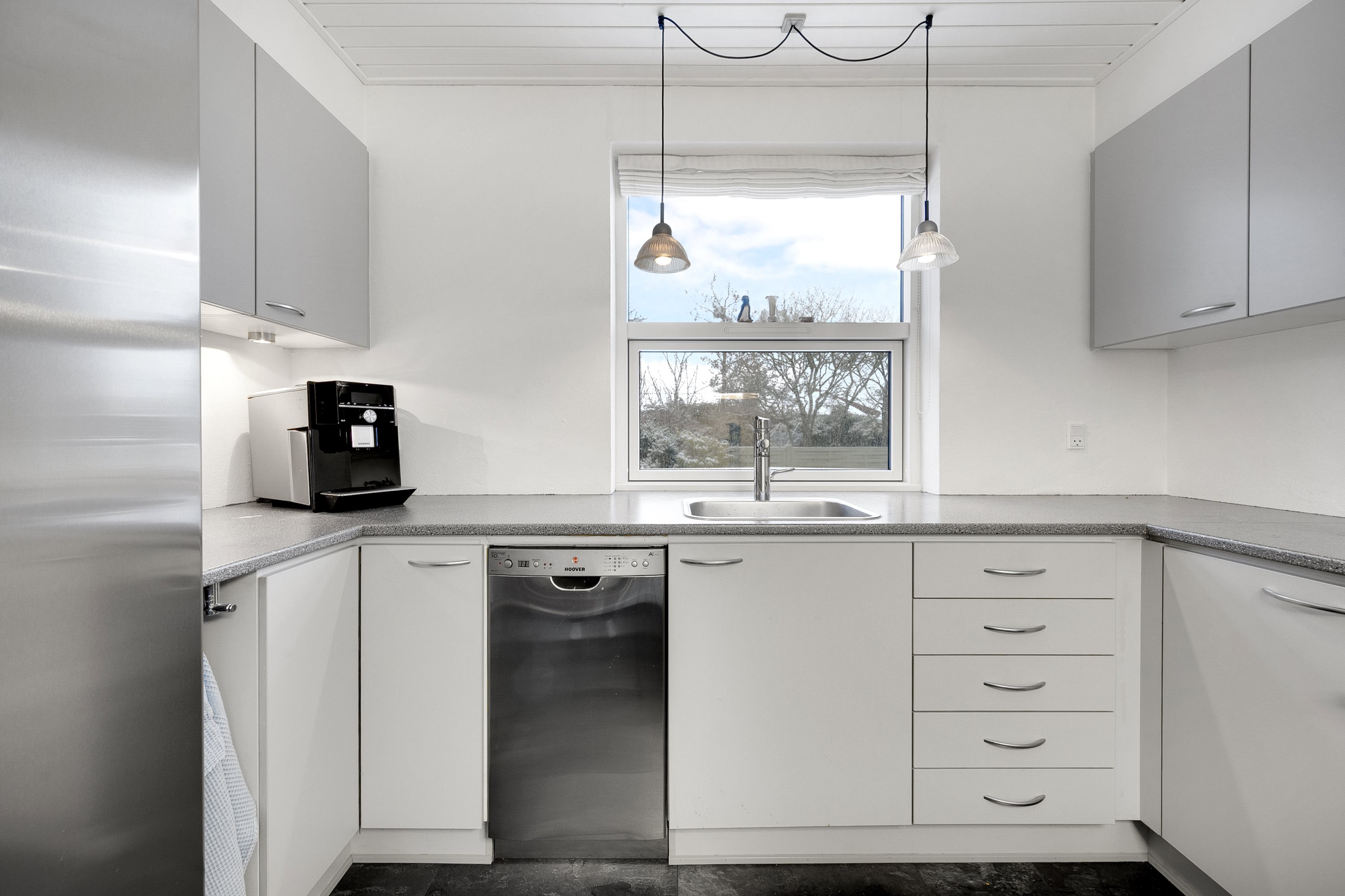 Fremhævet køkken billede i fuldskærmstilstand. Billede af Lyngvangen 11, 9850 Hirtshals