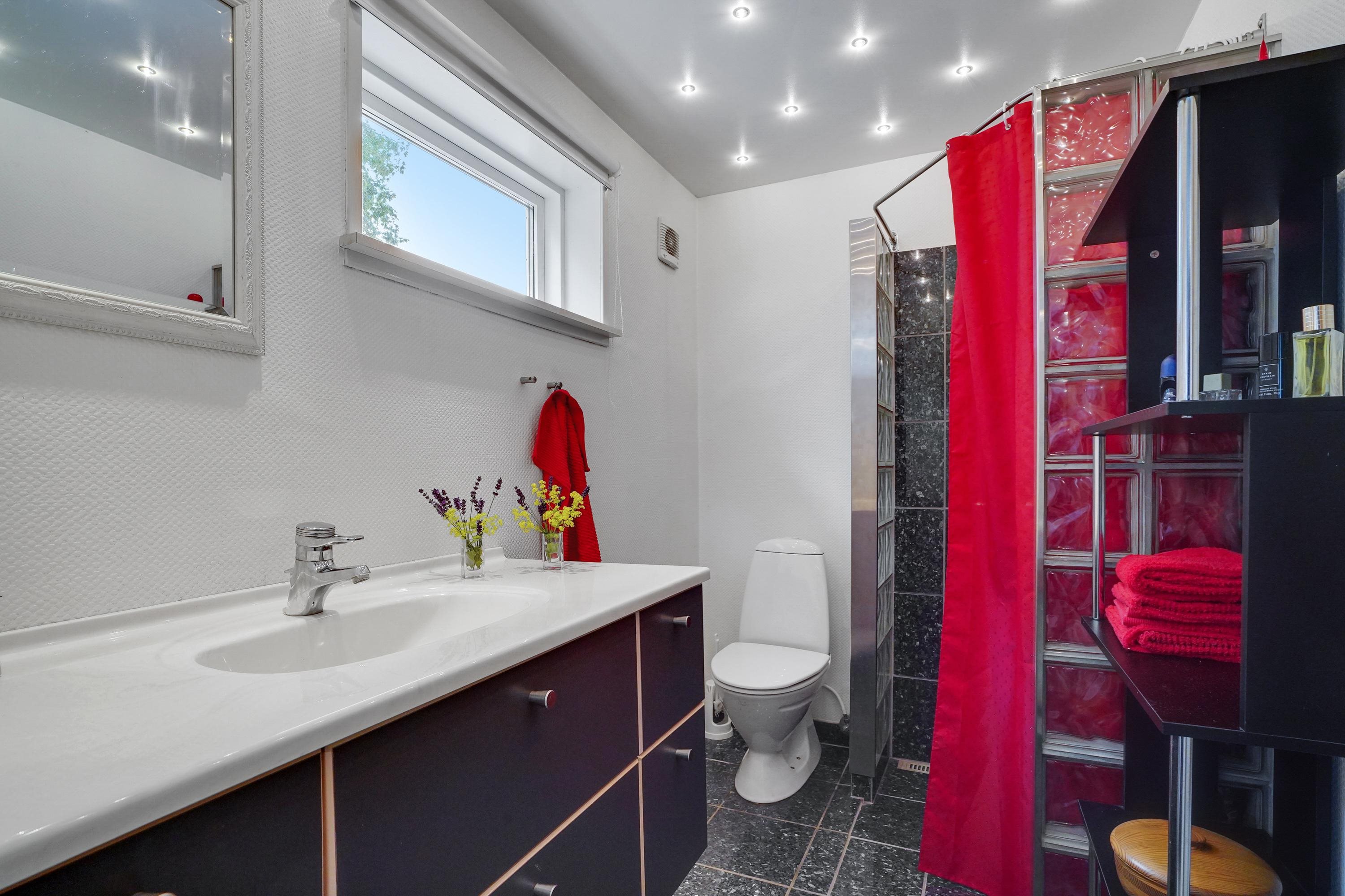 Fremhævet badeværelse billede i fuldskærmstilstand. Billede af Naltoftevej 35, Borbjerg, 7500 Holstebro