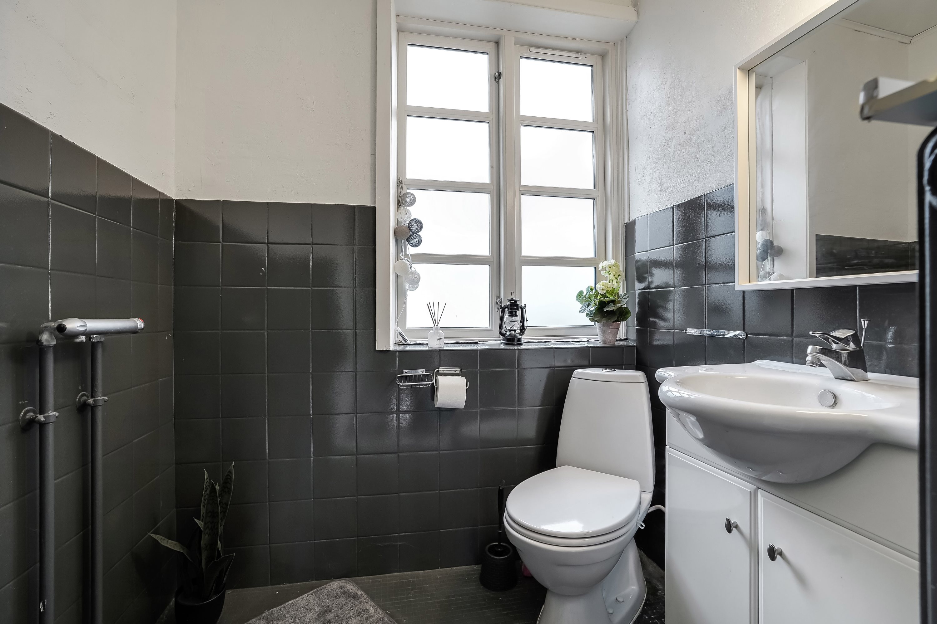 Fremhævet toilet billede i fuldskærmstilstand. Billede af Firhøjvej 1, Hammer, 7160 Tørring