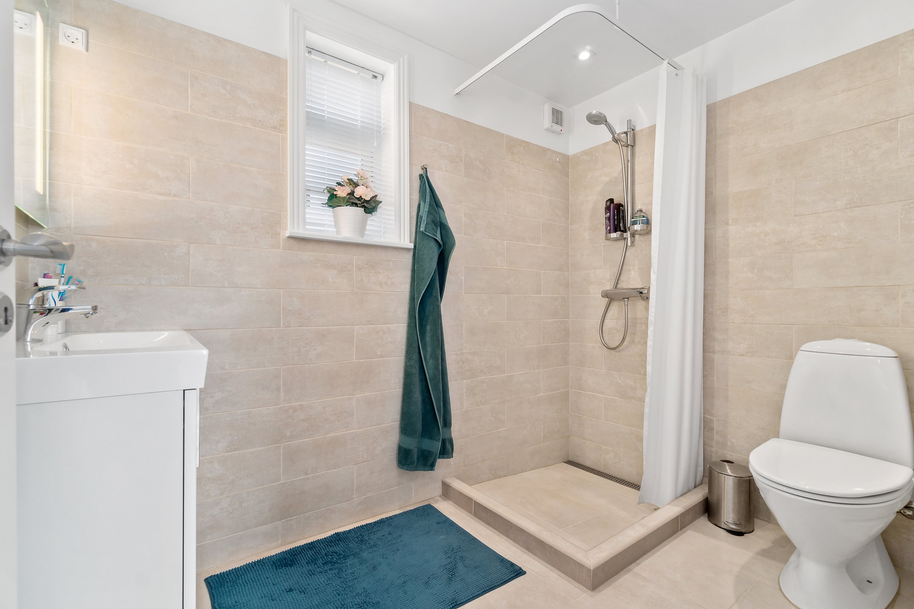 Fremhævet badeværelse billede i fuldskærmstilstand. Billede af Bækken 1, Melsted, 3760 Gudhjem