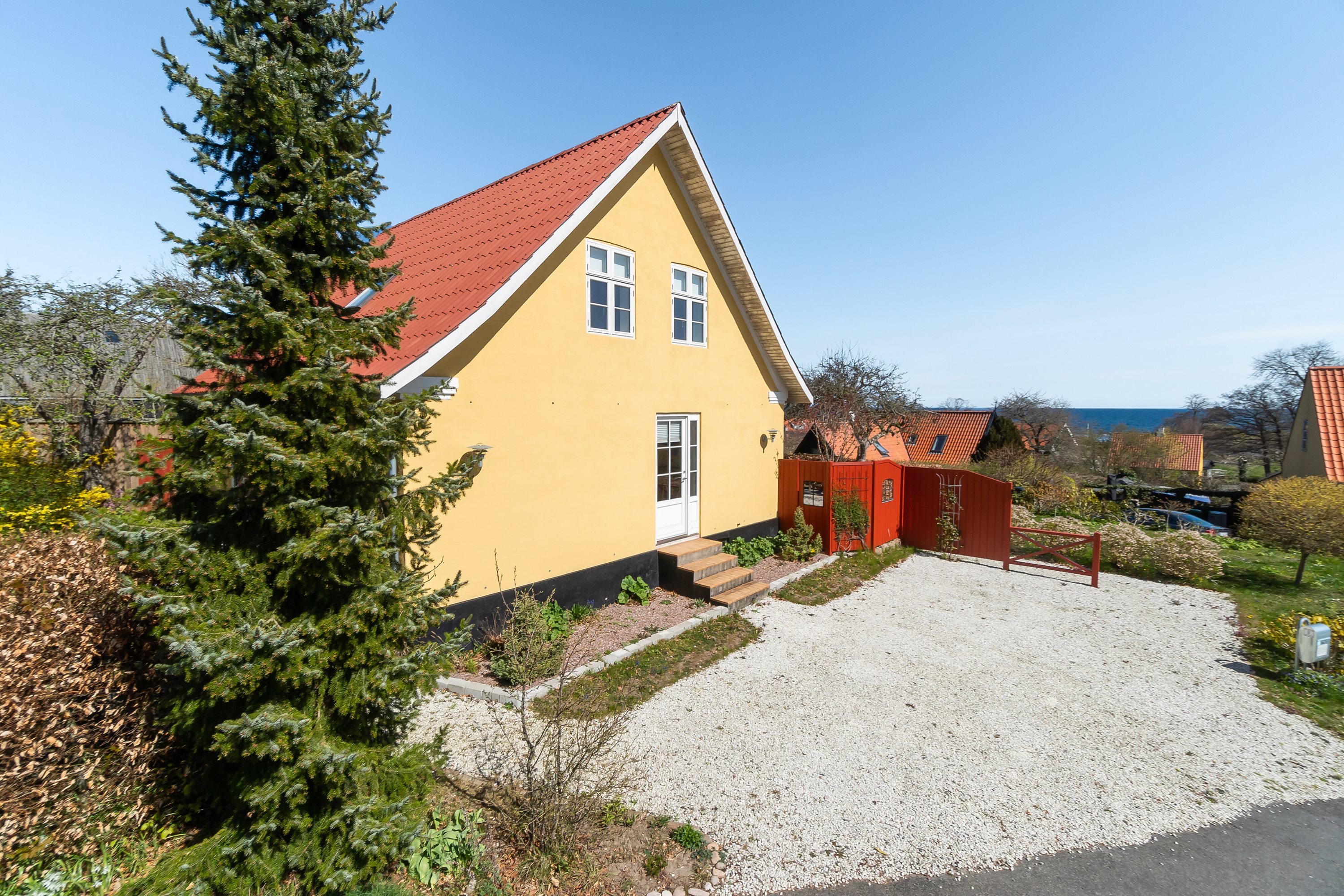 Fremhævet set fra vejen billede i fuldskærmstilstand. Billede af Bækken 1, Melsted, 3760 Gudhjem