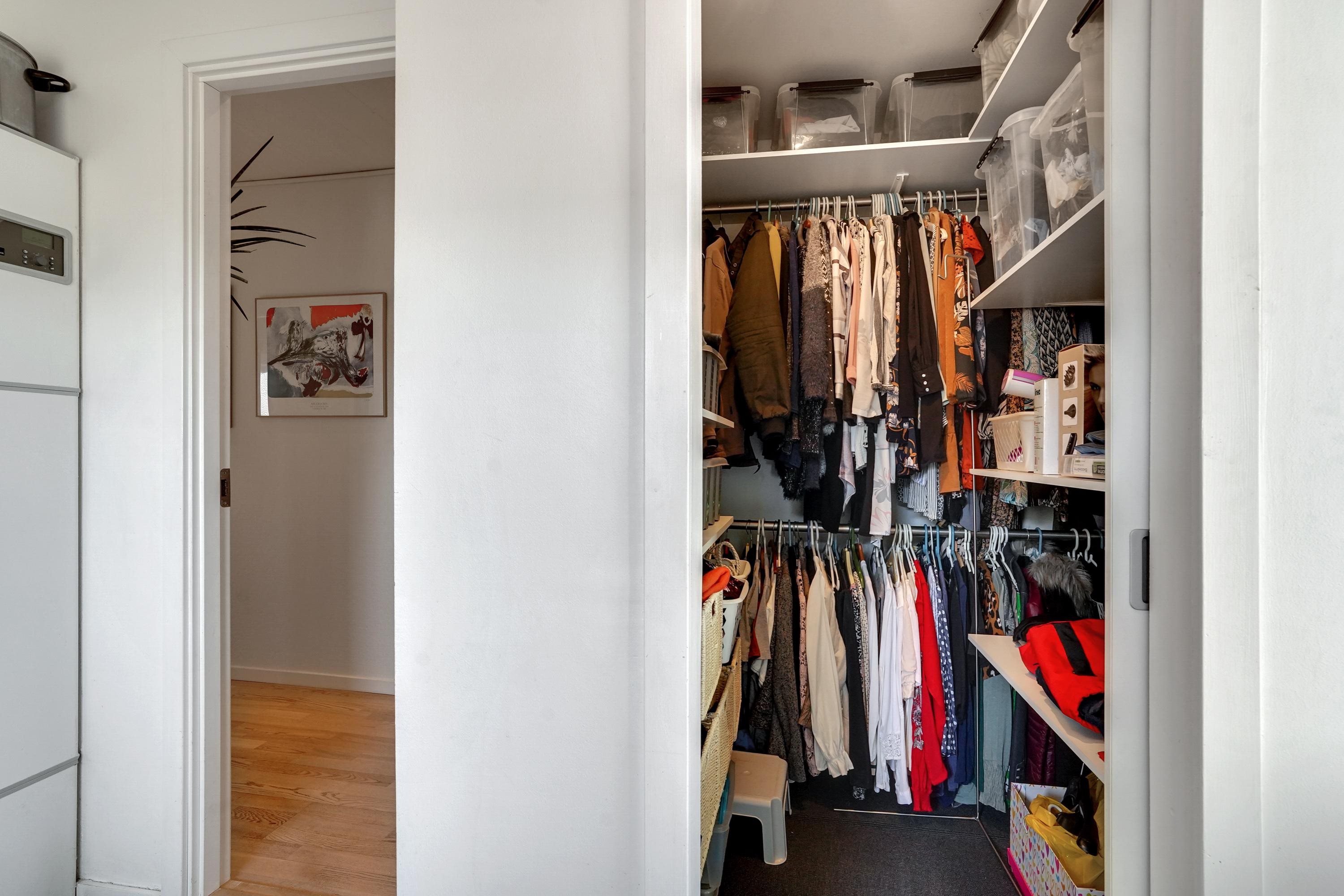 Fremhævet walkin closet billede i fuldskærmstilstand. Billede af Nygade 57, 6650 Brørup