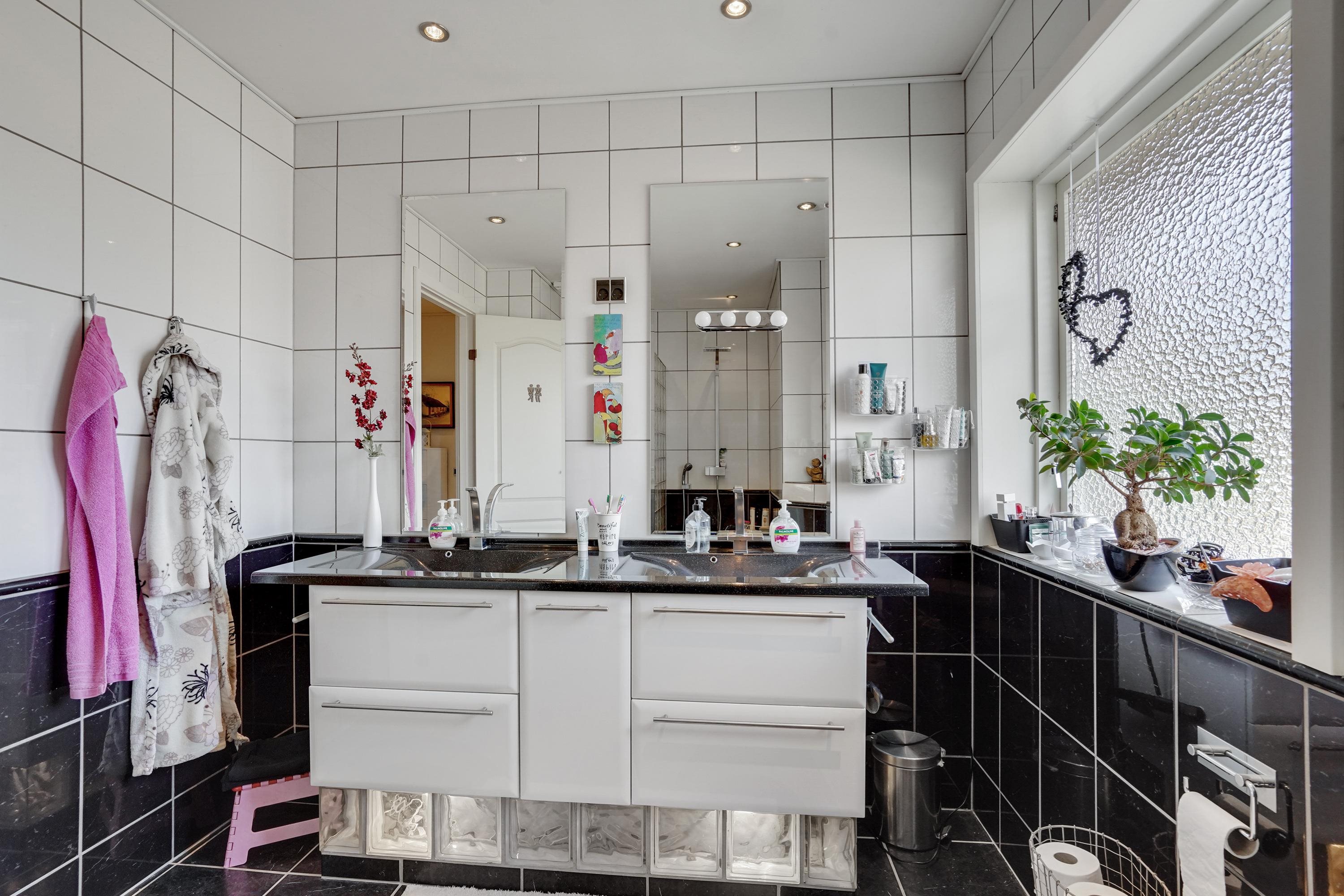 Fremhævet badeværelse billede i fuldskærmstilstand. Billede af Nygade 57, 6650 Brørup