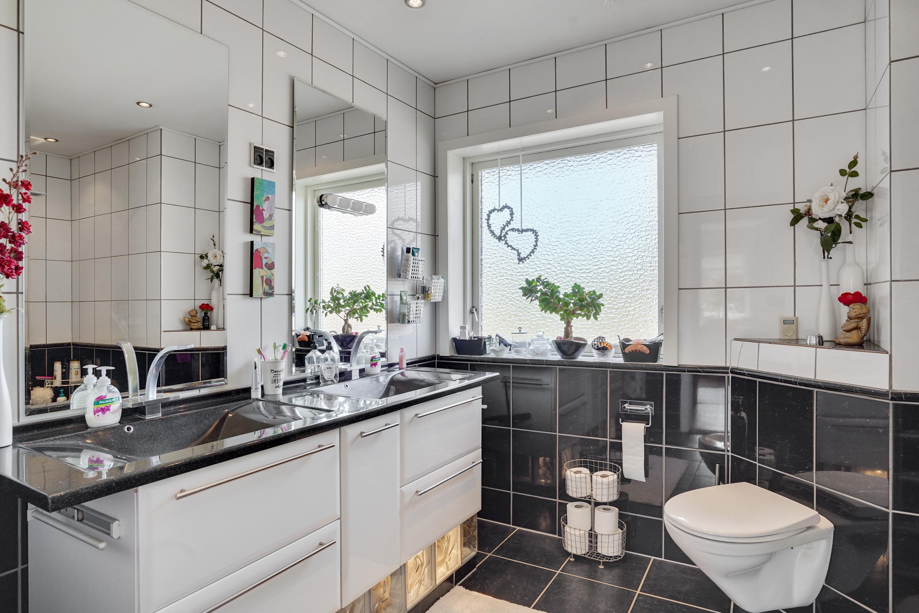 Fremhævet badeværelse billede i fuldskærmstilstand. Billede af Nygade 57, 6650 Brørup