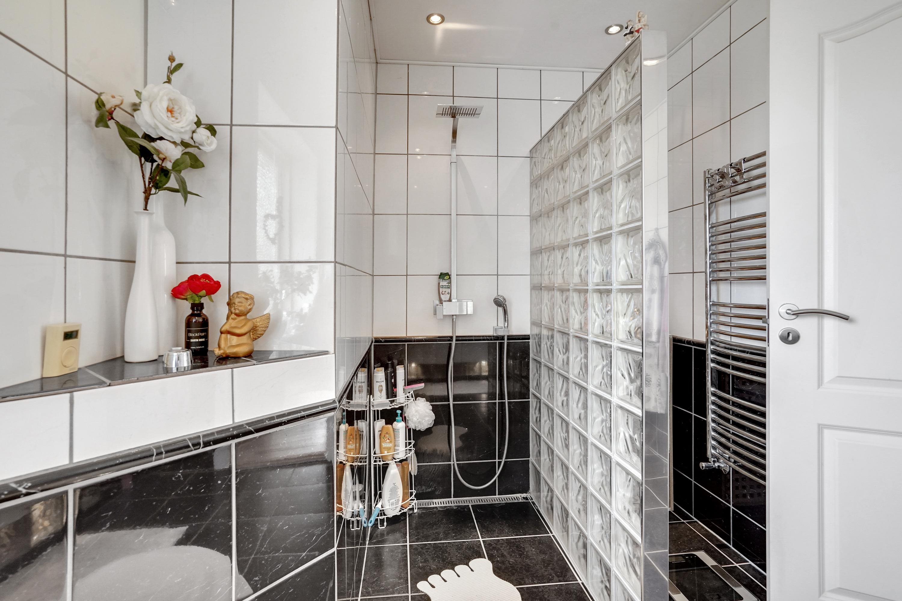 Fremhævet badeværelse billede i fuldskærmstilstand. Billede af Nygade 57, 6650 Brørup