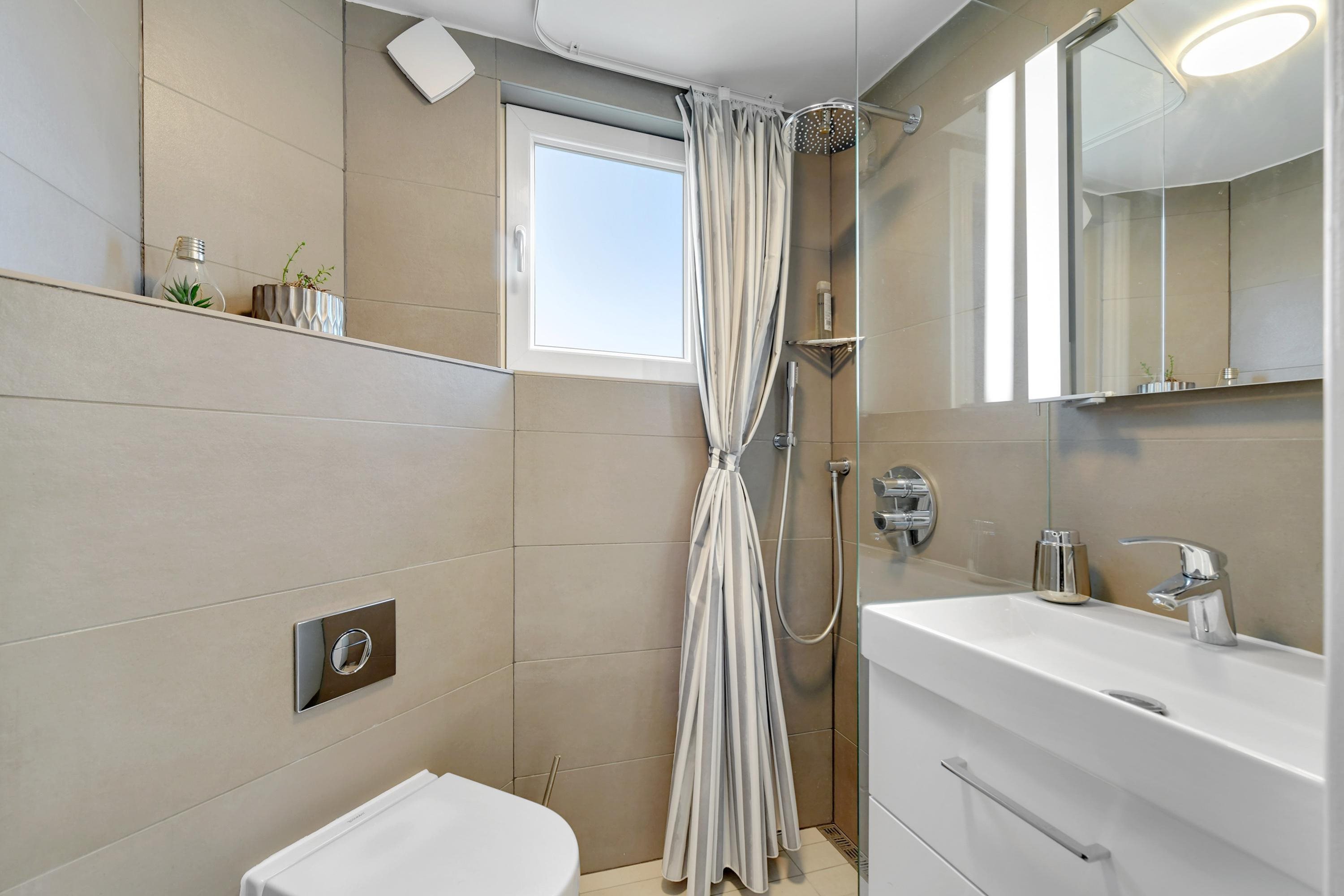 Fremhævet badeværelse billede i fuldskærmstilstand. Billede af P.A. Madvigs Vej 28, 6100 Haderslev