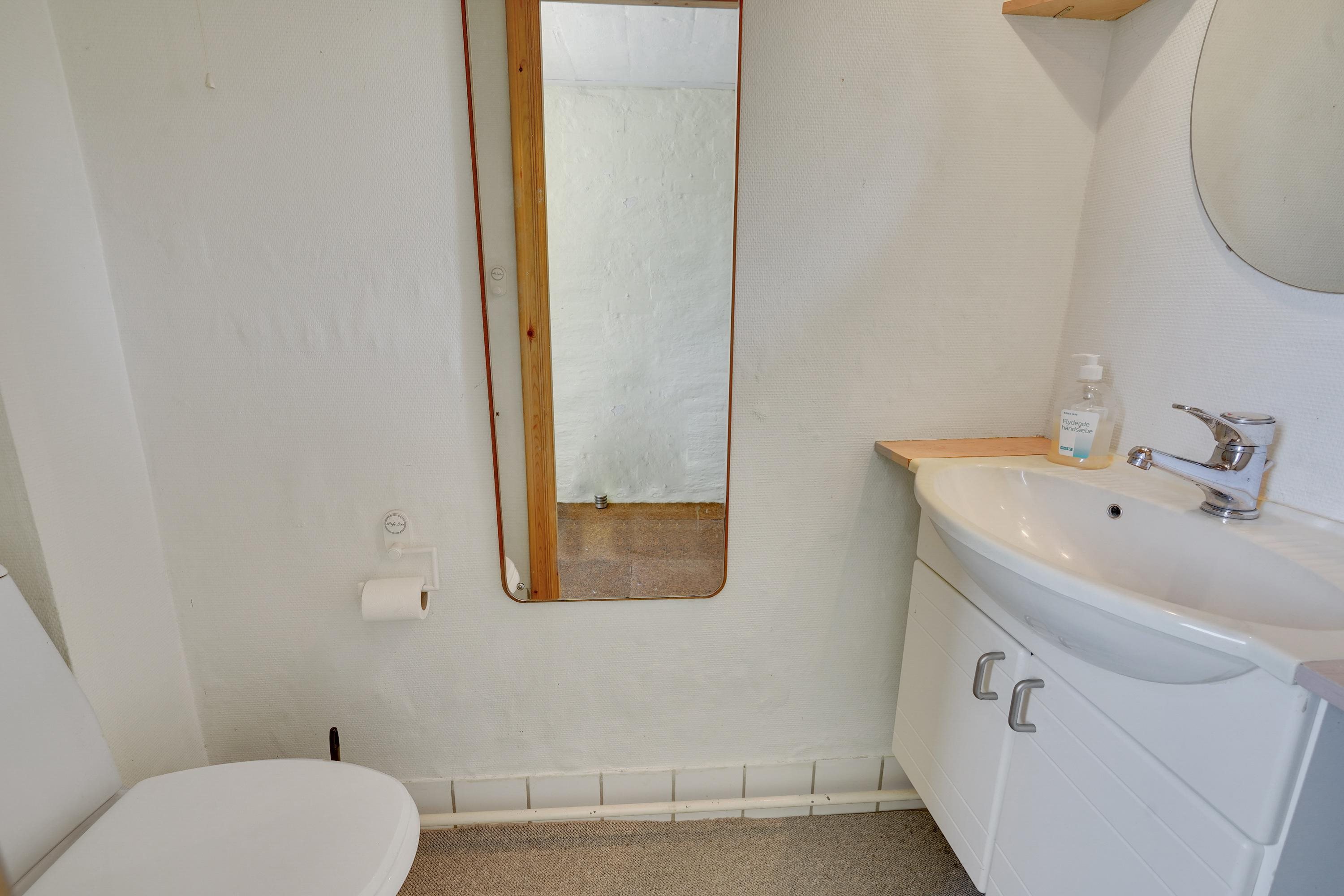 Fremhævet wc billede i fuldskærmstilstand. Billede af Tørholmsvej 102, 9800 Hjørring