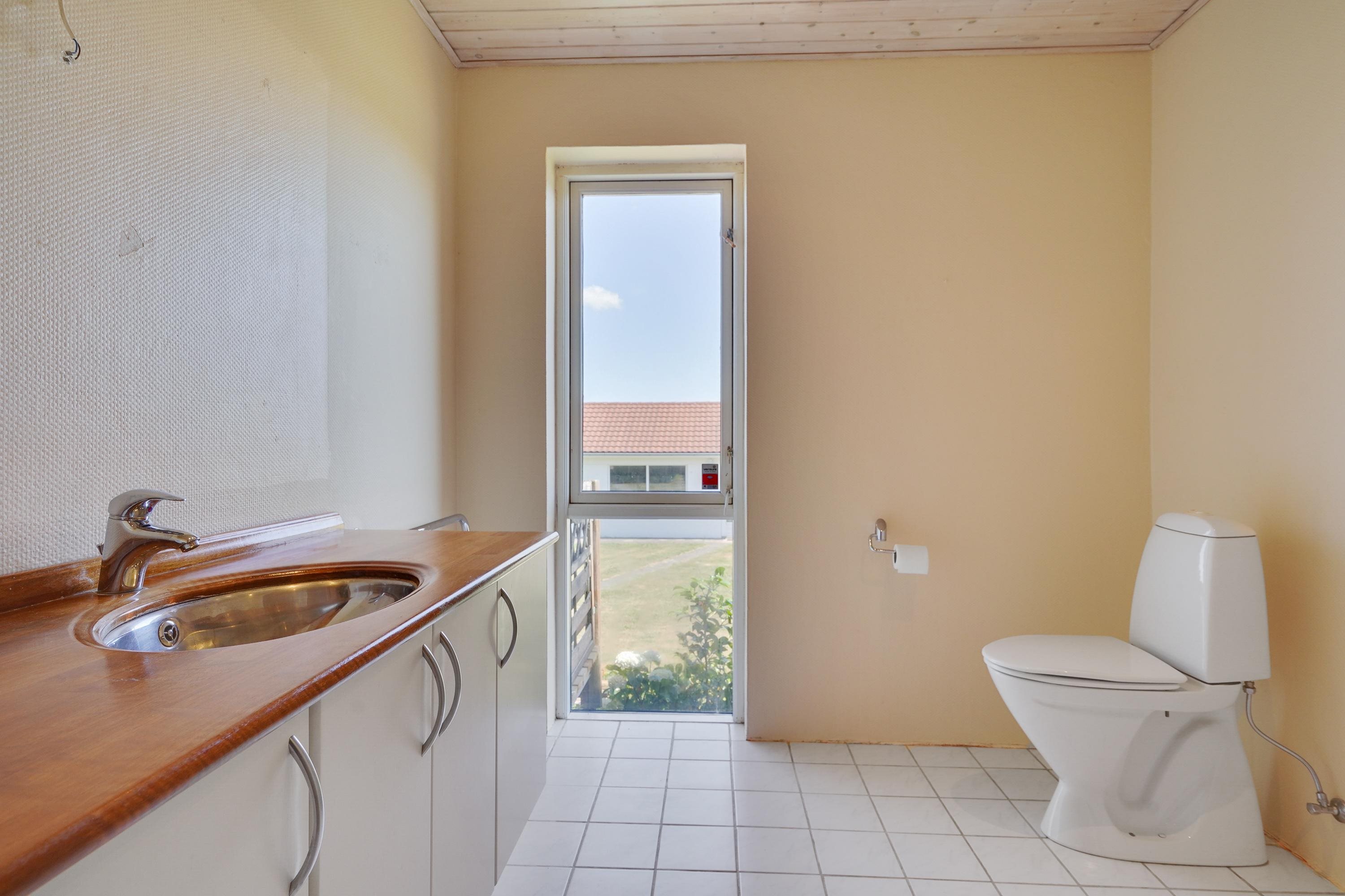 Fremhævet badeværelse billede i fuldskærmstilstand. Billede af Tørholmsvej 102, 9800 Hjørring