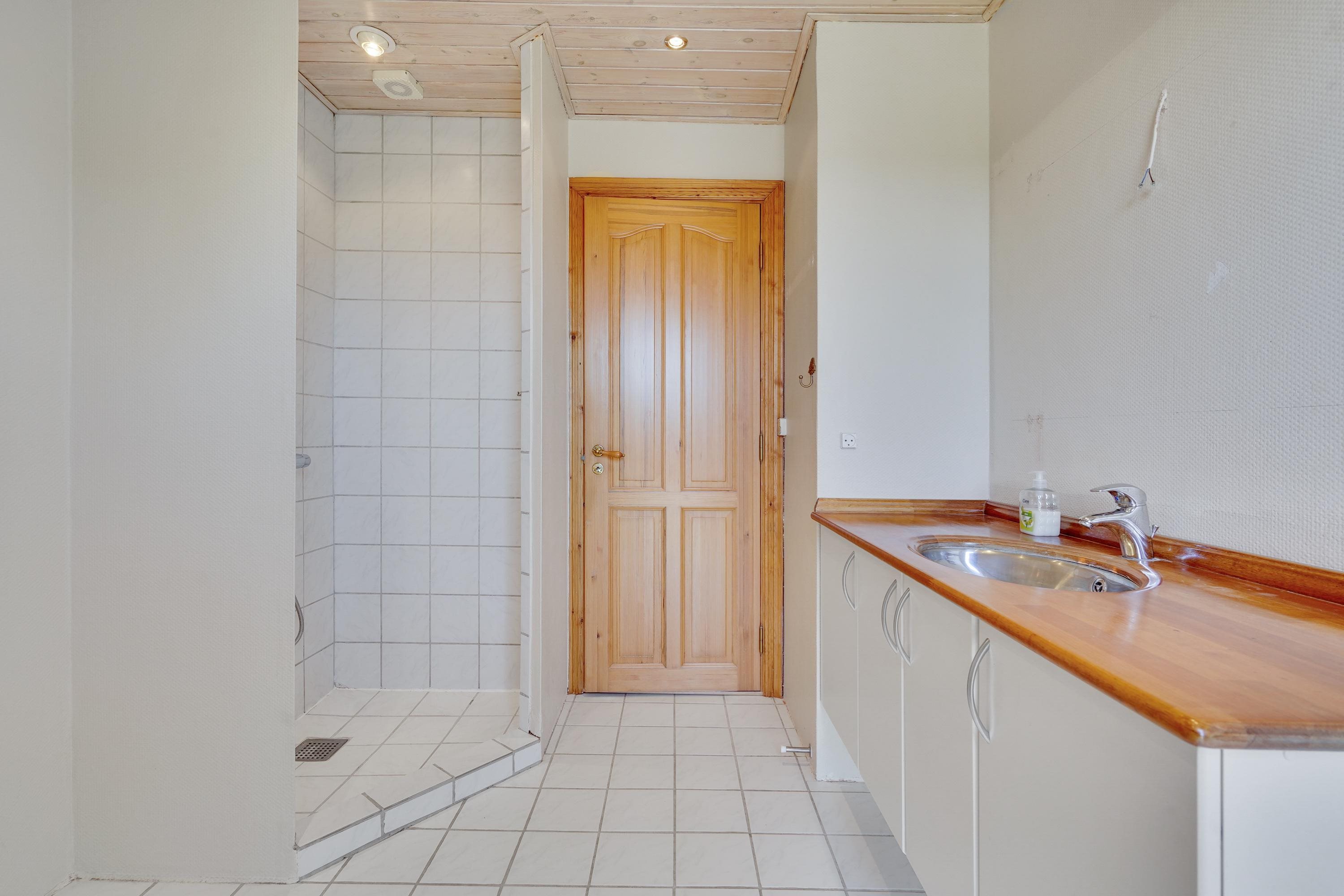 Fremhævet badeværelse billede i fuldskærmstilstand. Billede af Tørholmsvej 102, 9800 Hjørring