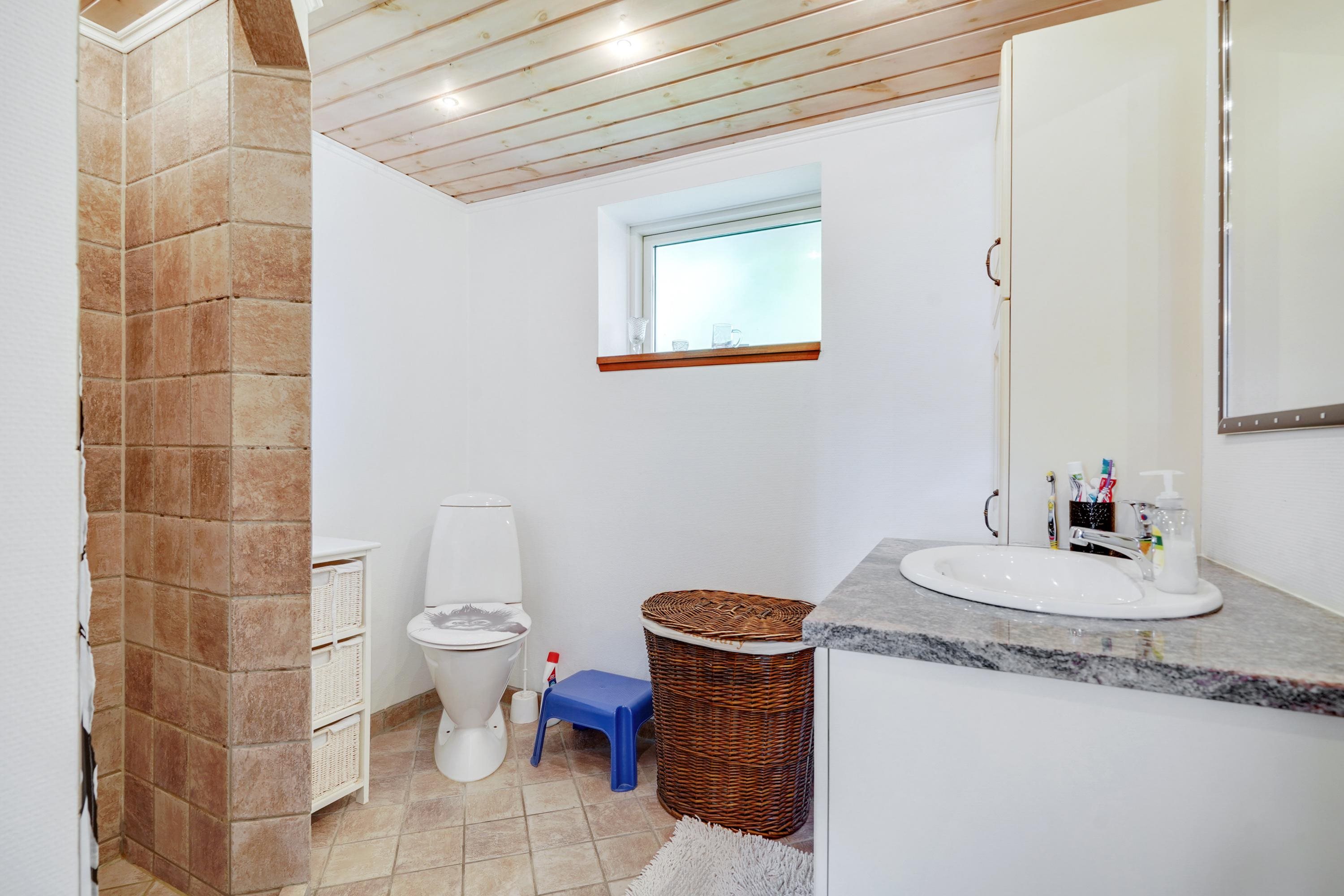 Fremhævet badeværelse billede i fuldskærmstilstand. Billede af Skallerupvej 483, Sønderlev, 9800 Hjørring