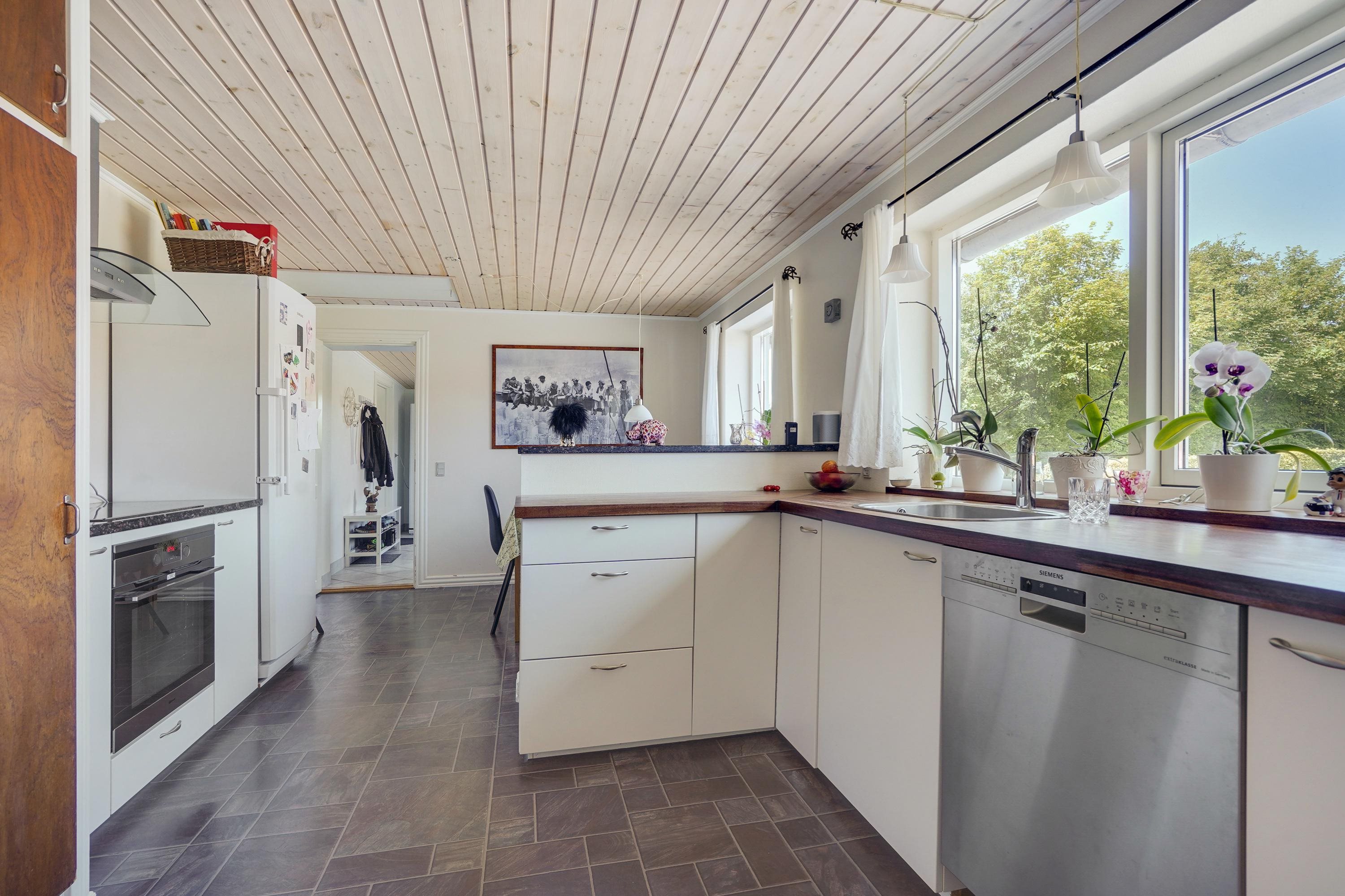 Fremhævet køkken billede i fuldskærmstilstand. Billede af Skallerupvej 483, Sønderlev, 9800 Hjørring