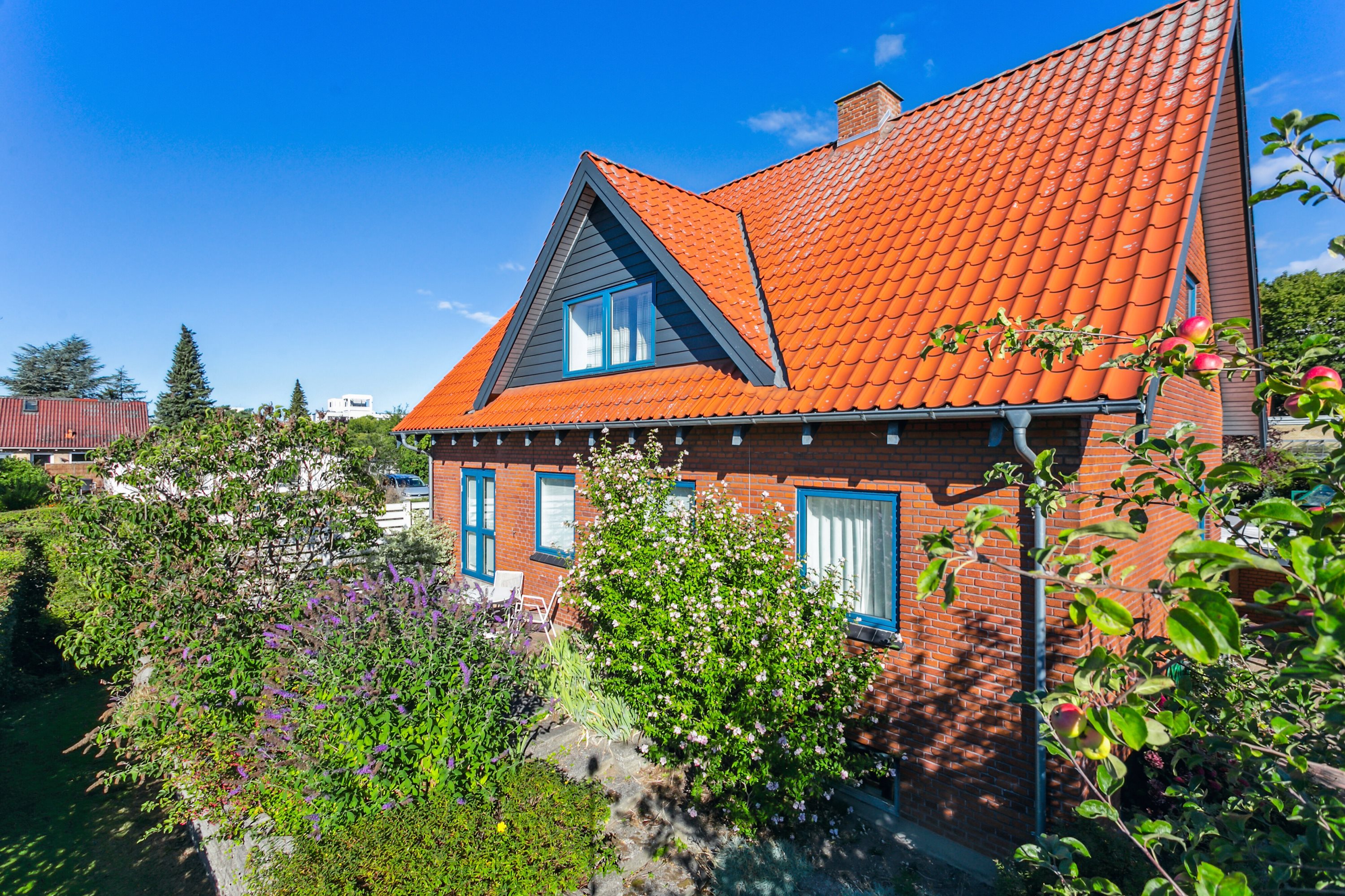 Fremhævet set fra haven billede i fuldskærmstilstand. Billede af Ellensvej 2, 8220 Brabrand