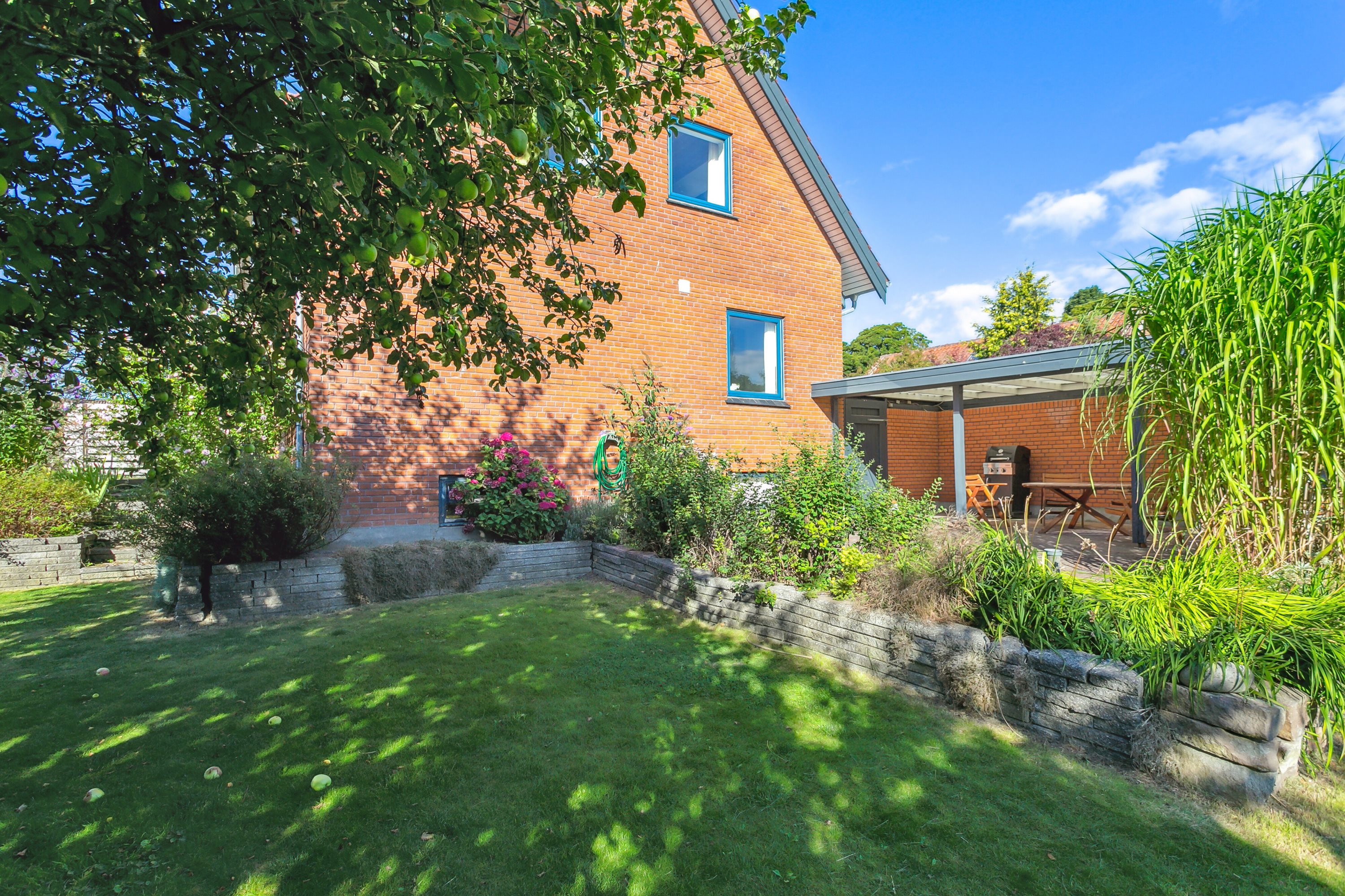 Fremhævet set fra haven billede i fuldskærmstilstand. Billede af Ellensvej 2, 8220 Brabrand