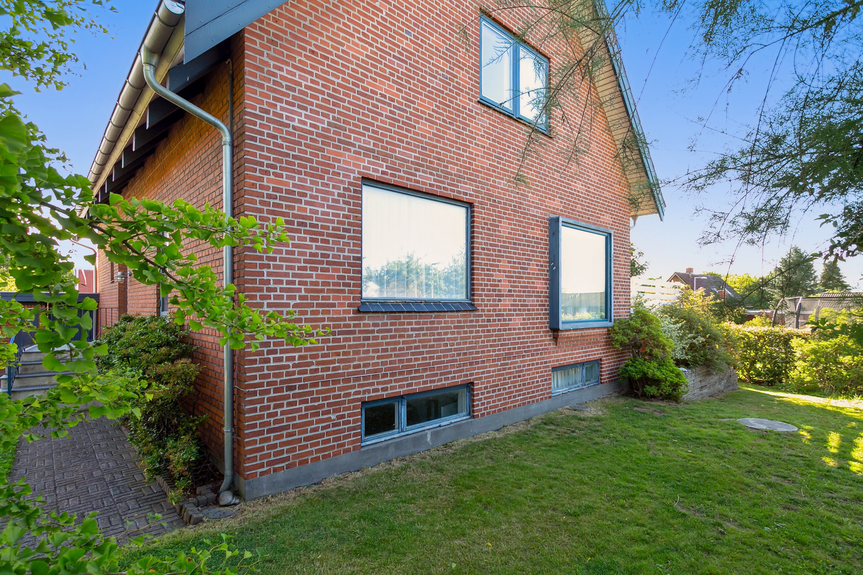 Fremhævet set fra haven billede i fuldskærmstilstand. Billede af Ellensvej 2, 8220 Brabrand