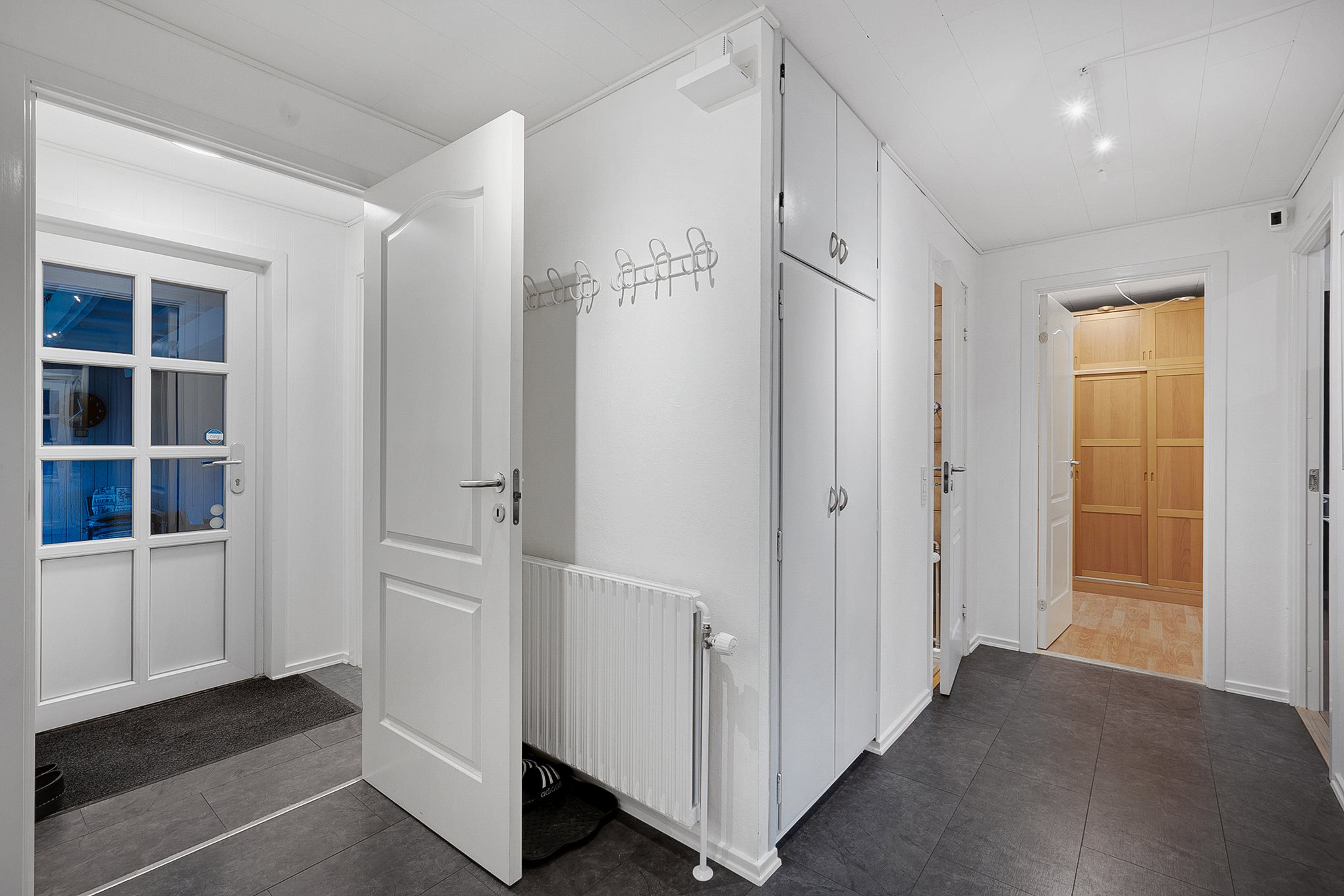 Fremhævet entré billede i fuldskærmstilstand. Billede af Absalonsvej 1, 8960 Randers SØ