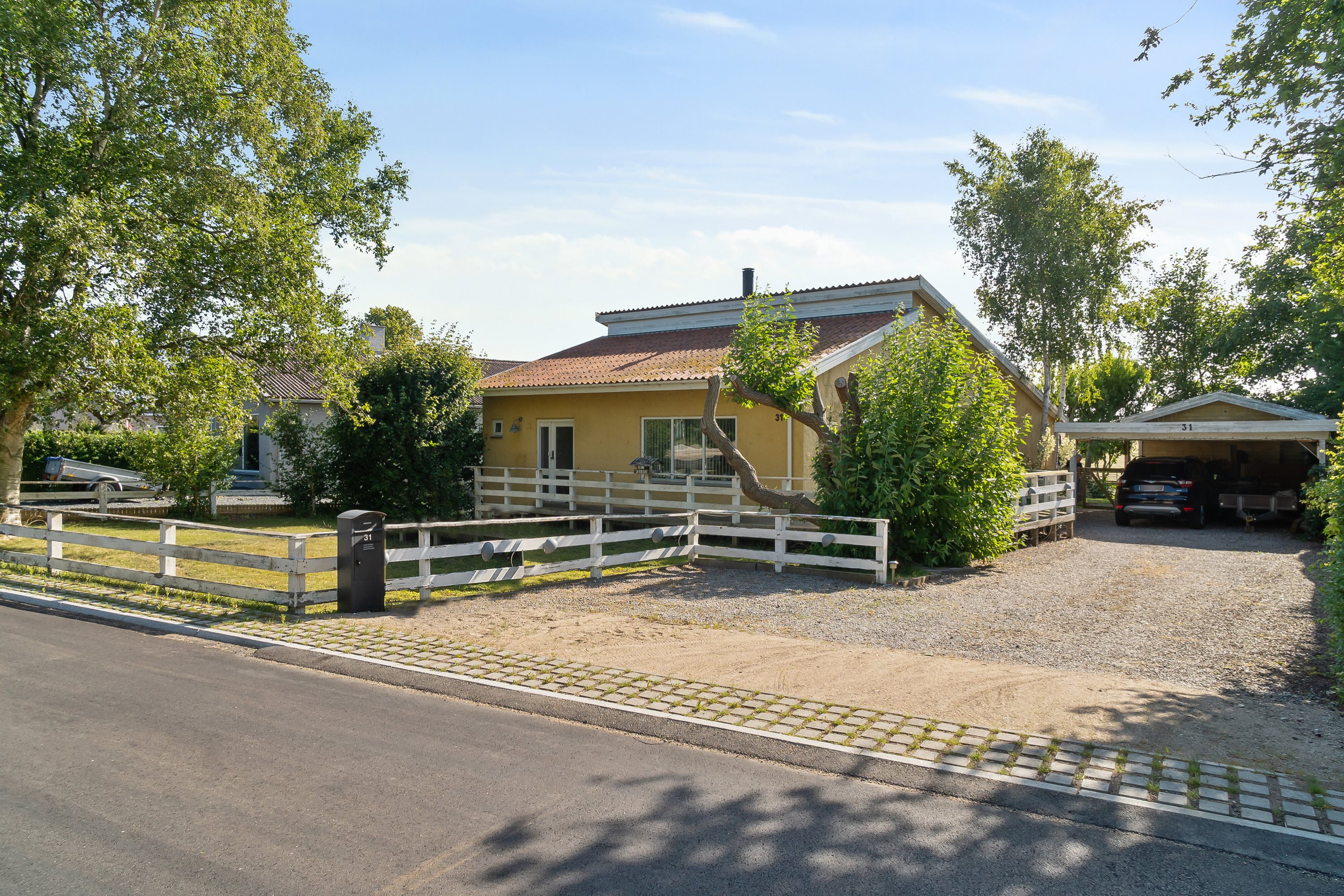 Miniaturebillede 2: set fra vejen. Billede af Tømmerupvej 31, 4400 Kalundborg