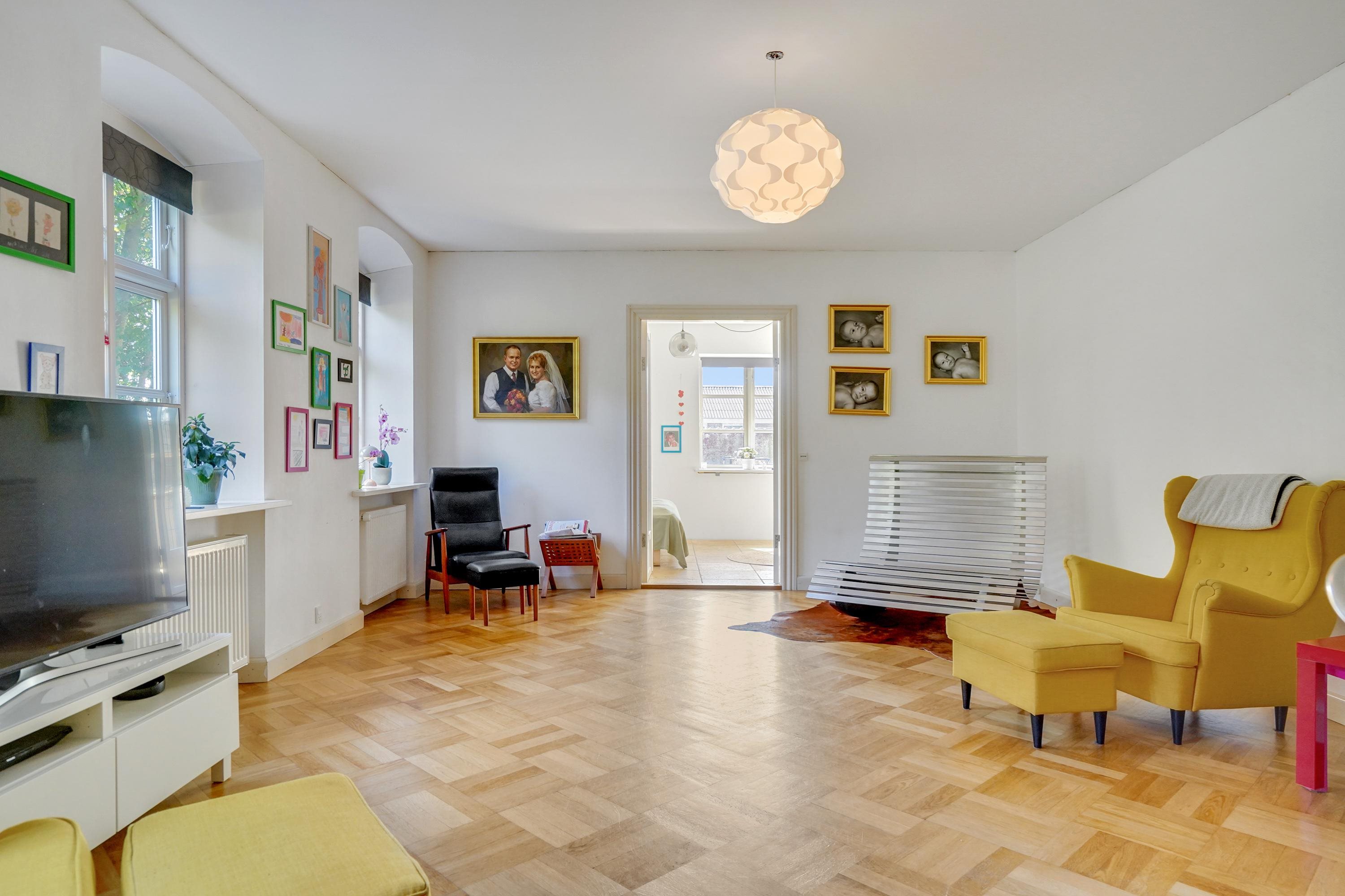 Fremhævet stue billede i fuldskærmstilstand. Billede af Guldsmedevænget 31, Hjallese, 5260 Odense S