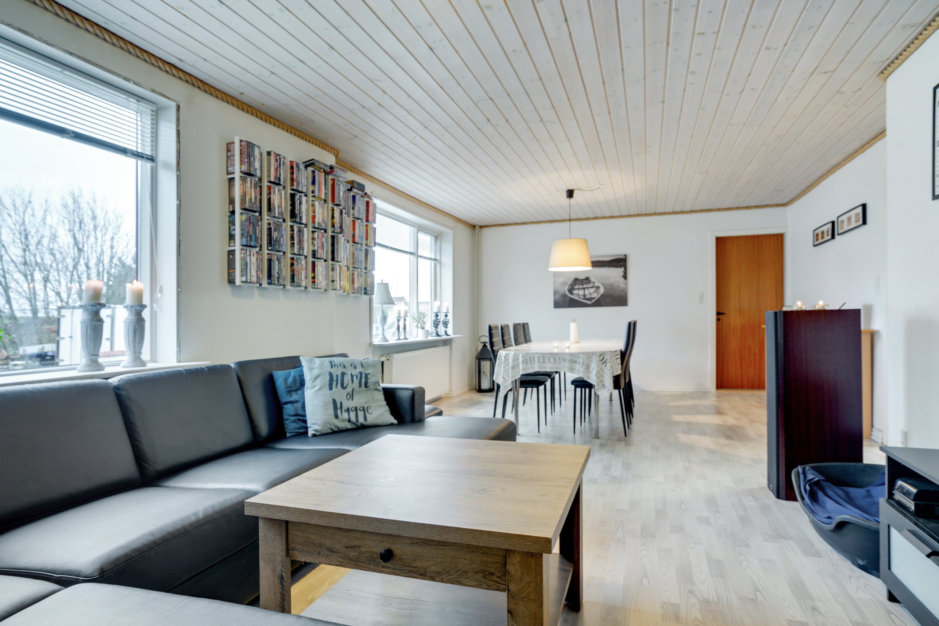 Fremhævet stue billede i fuldskærmstilstand. Billede af Mygdalvej 5, Asdal, 9850 Hirtshals