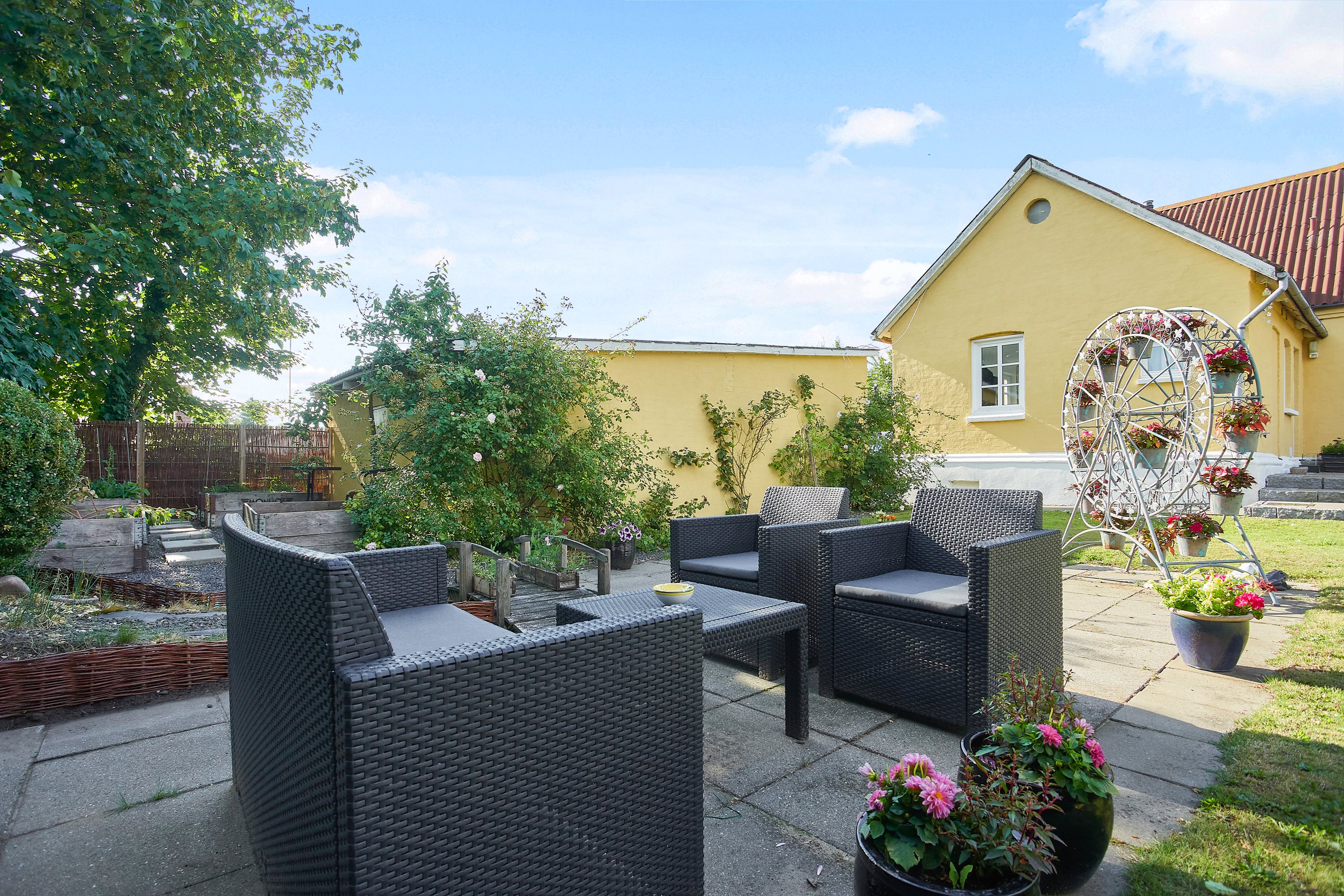 Fremhævet terrasse billede i fuldskærmstilstand. Billede af Sønderbakken 8, Glud, 7130 Juelsminde