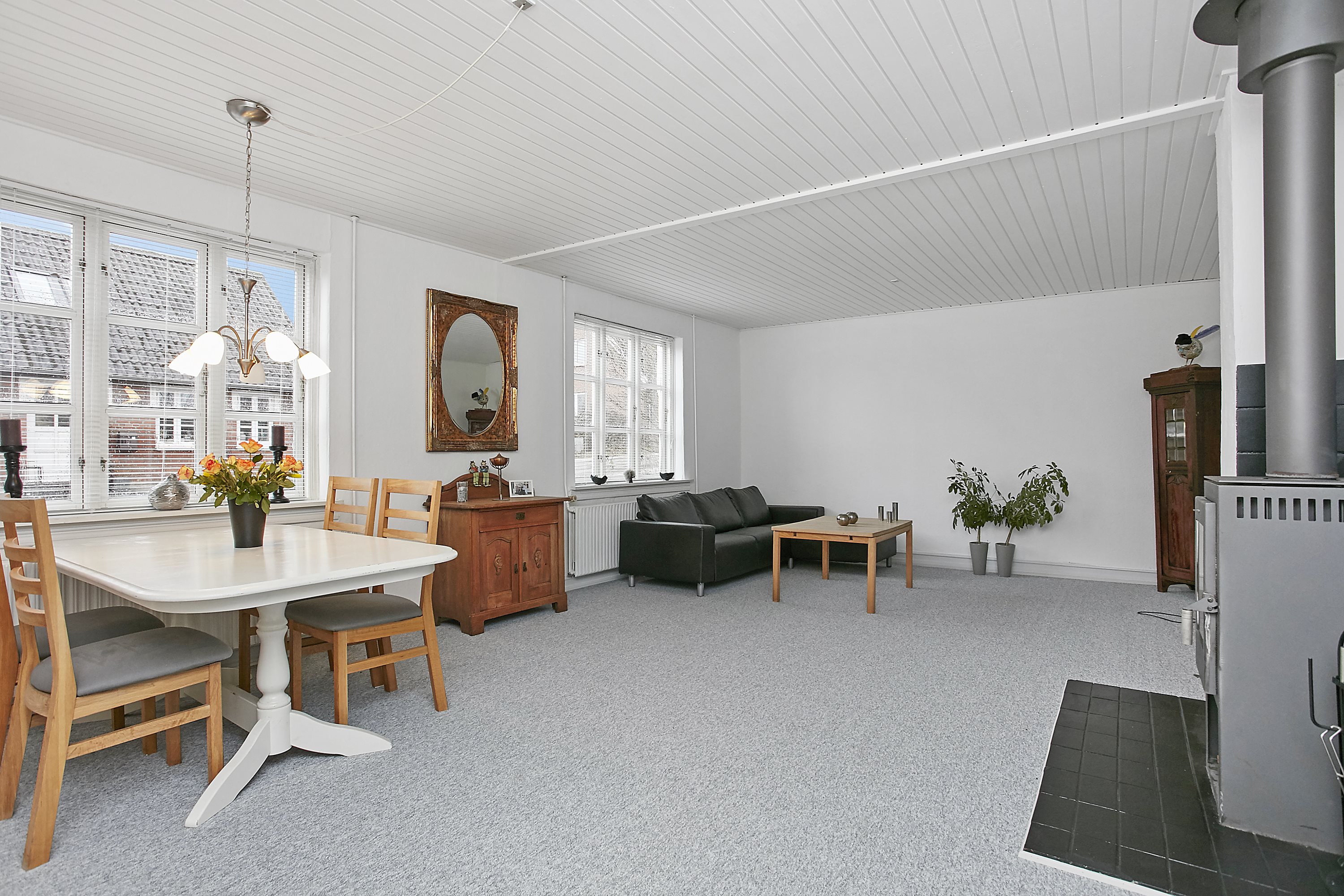 Fremhævet stue billede i fuldskærmstilstand. Billede af Sønderbakken 8, Glud, 7130 Juelsminde