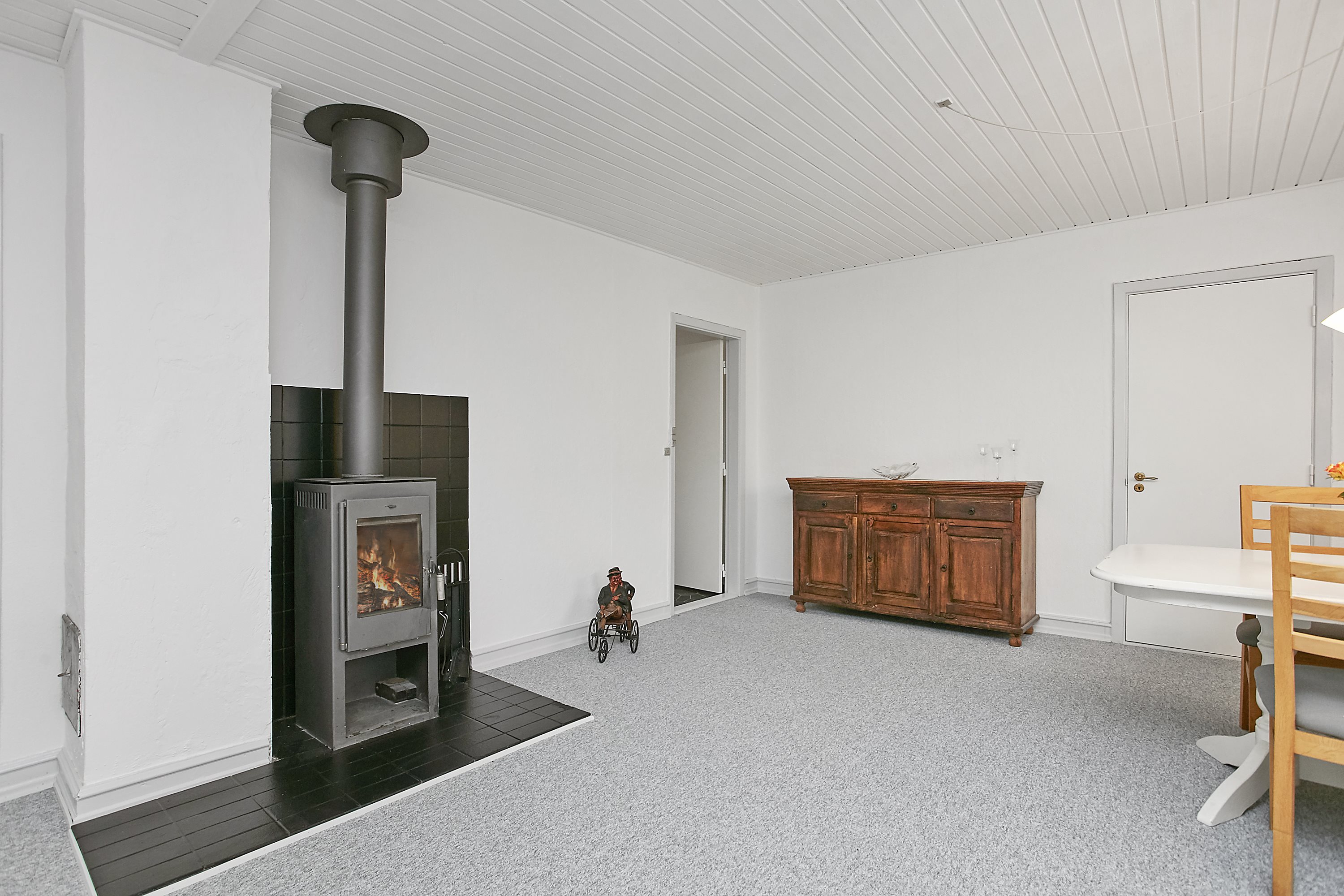 Fremhævet stue billede i fuldskærmstilstand. Billede af Sønderbakken 8, Glud, 7130 Juelsminde