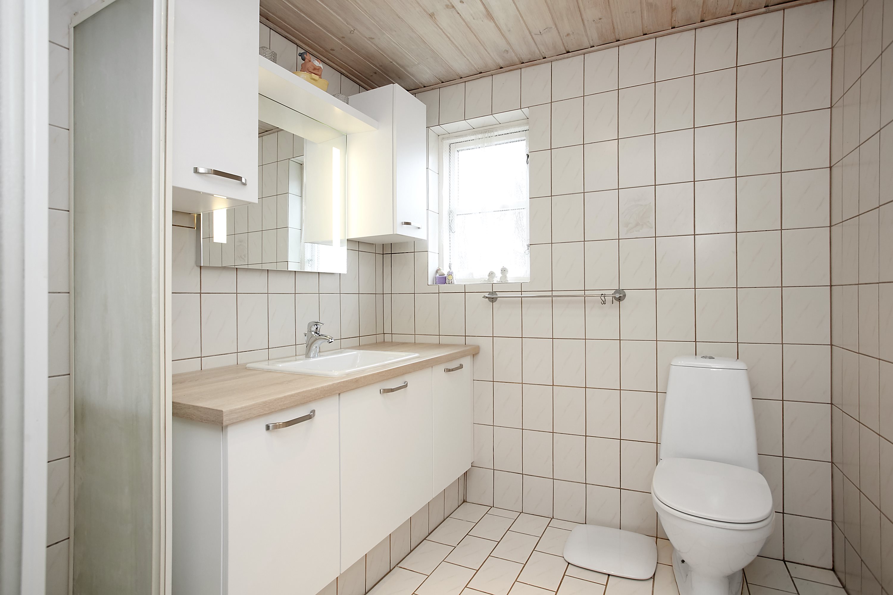 Fremhævet badeværelse billede i fuldskærmstilstand. Billede af Sønderbakken 8, Glud, 7130 Juelsminde