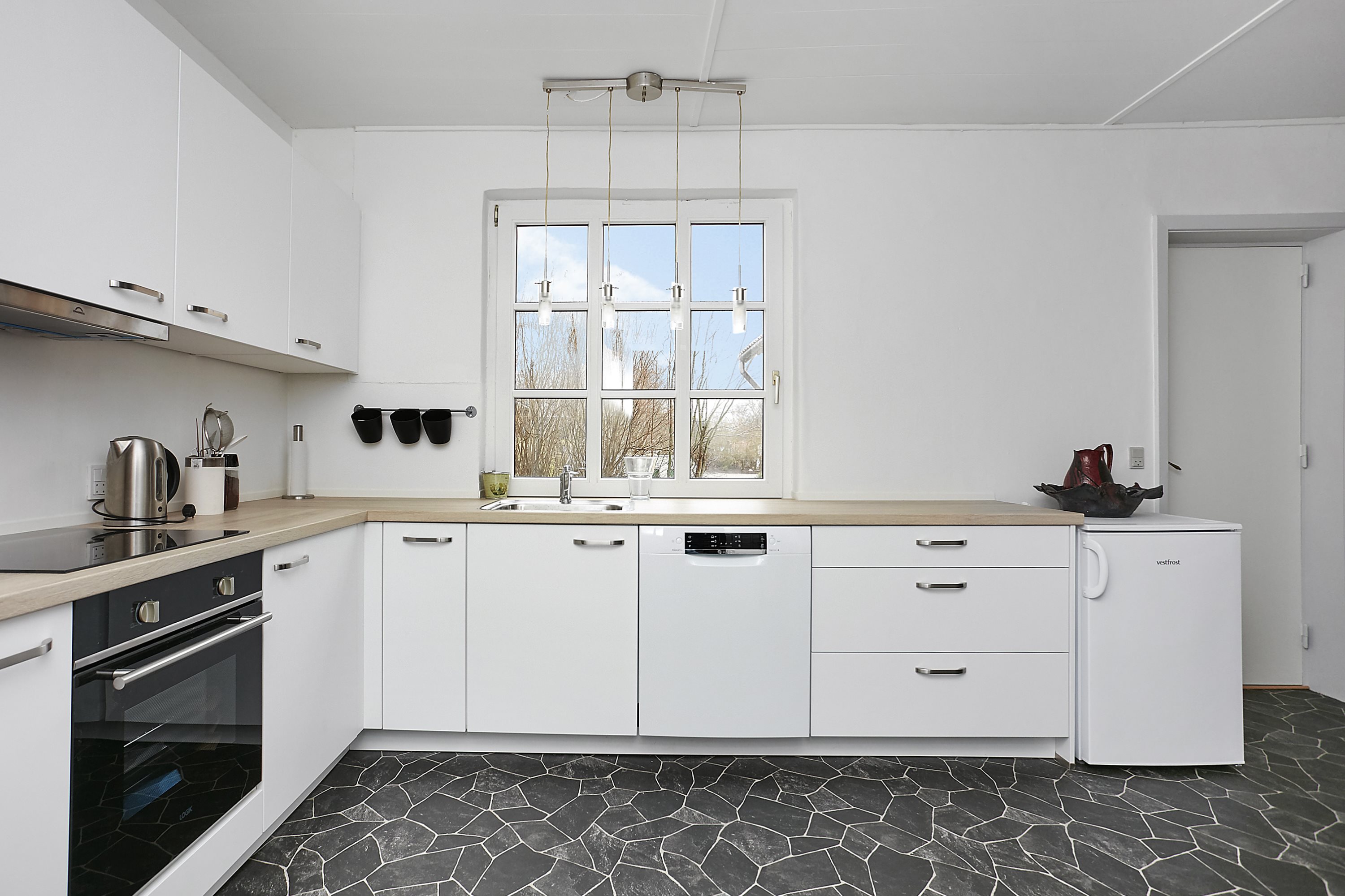 Fremhævet køkken billede i fuldskærmstilstand. Billede af Sønderbakken 8, Glud, 7130 Juelsminde