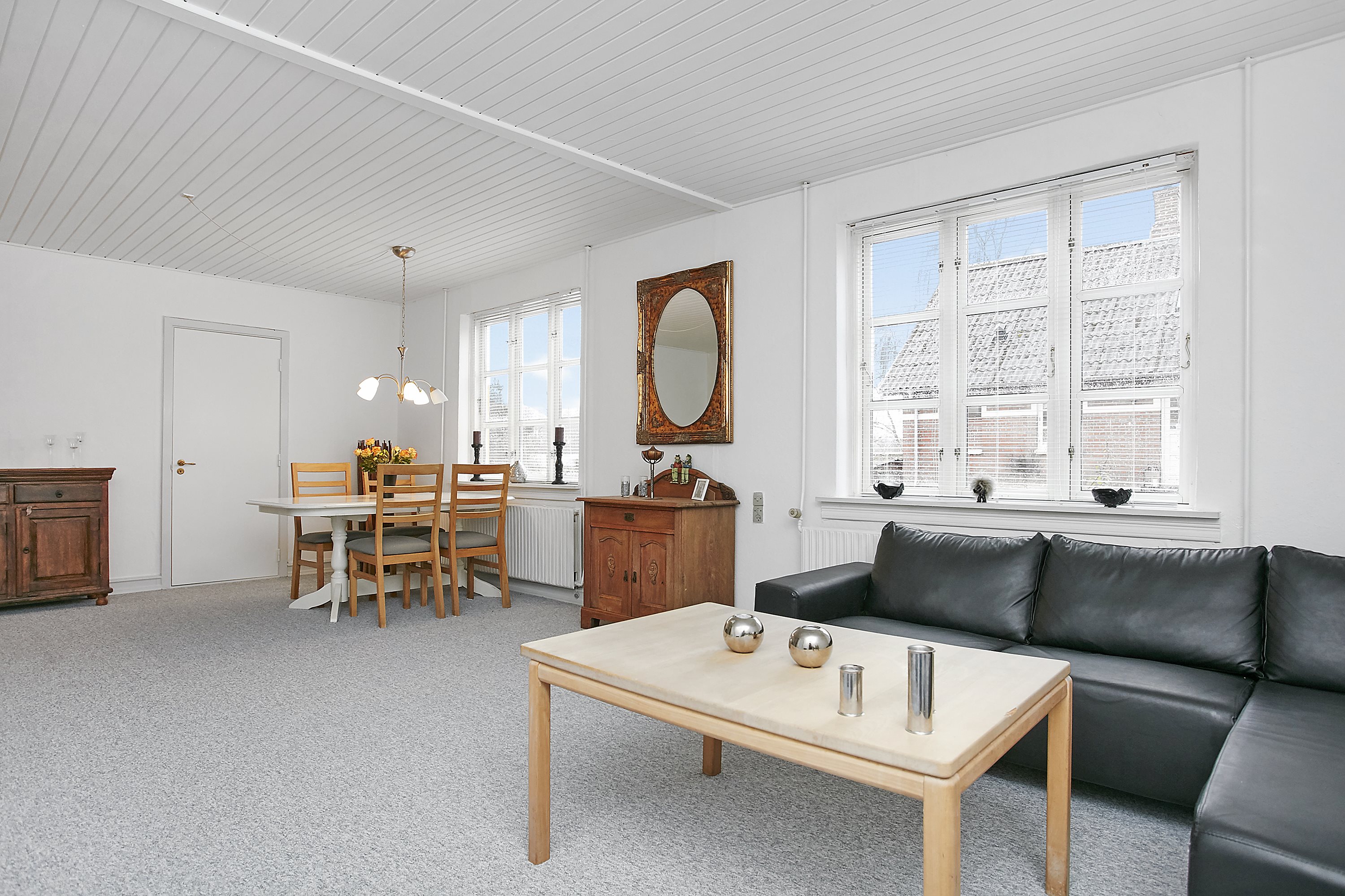 Fremhævet stue billede i fuldskærmstilstand. Billede af Sønderbakken 8, Glud, 7130 Juelsminde