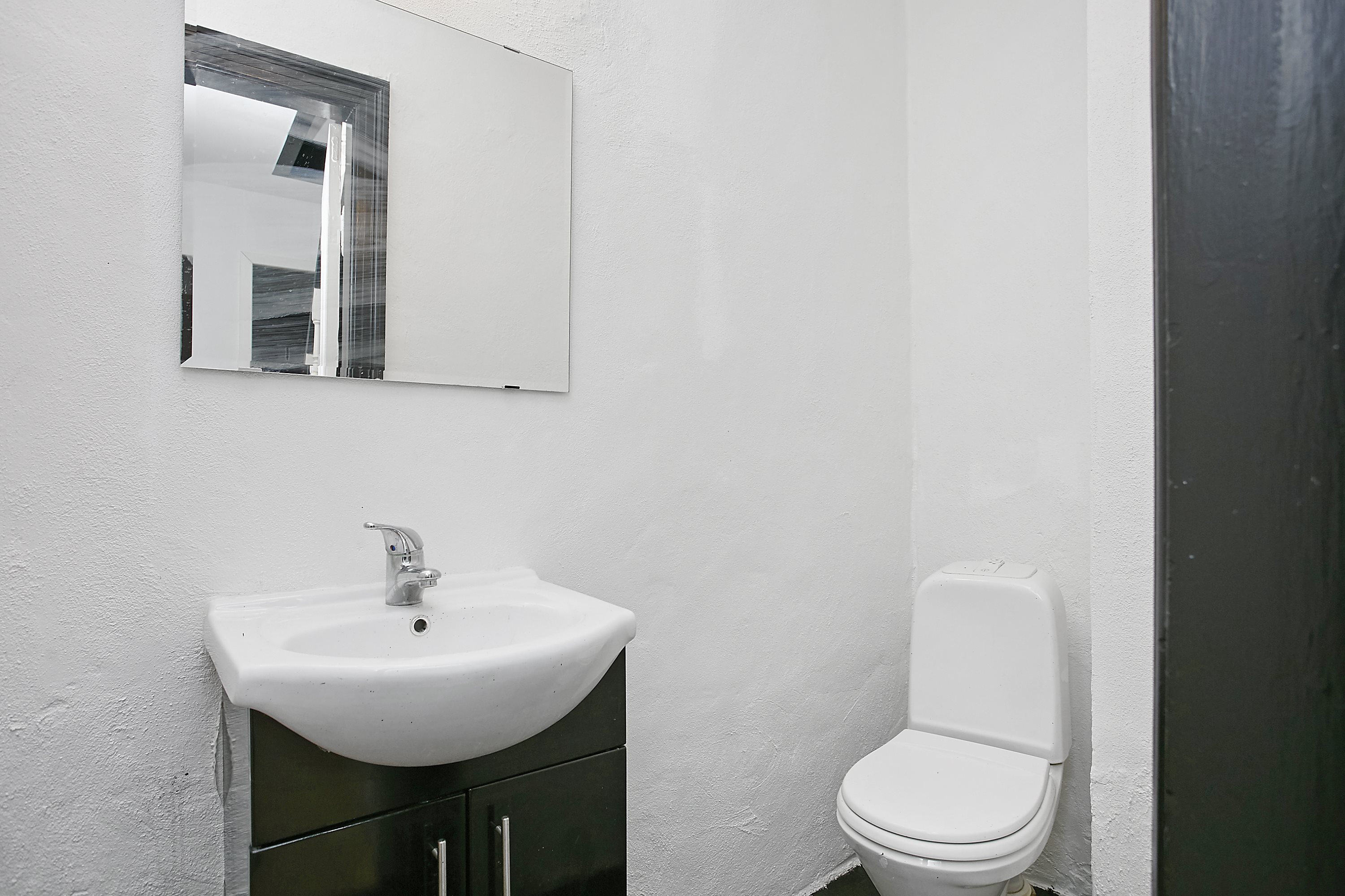 Fremhævet toilet billede i fuldskærmstilstand. Billede af Sønderbakken 8, Glud, 7130 Juelsminde