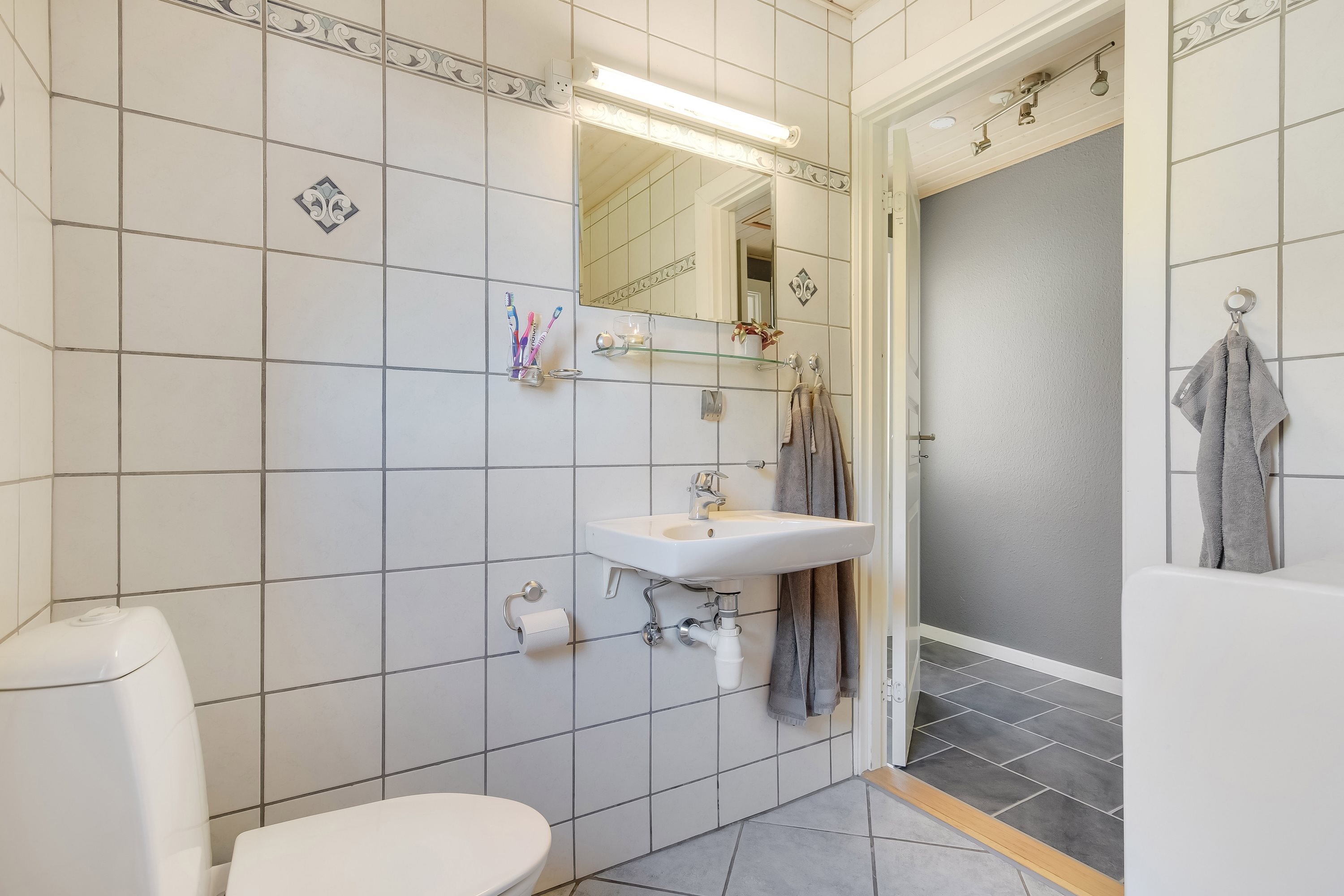 Fremhævet toilet billede i fuldskærmstilstand. Billede af Klosterhedevej 16, Gudum, 7620 Lemvig