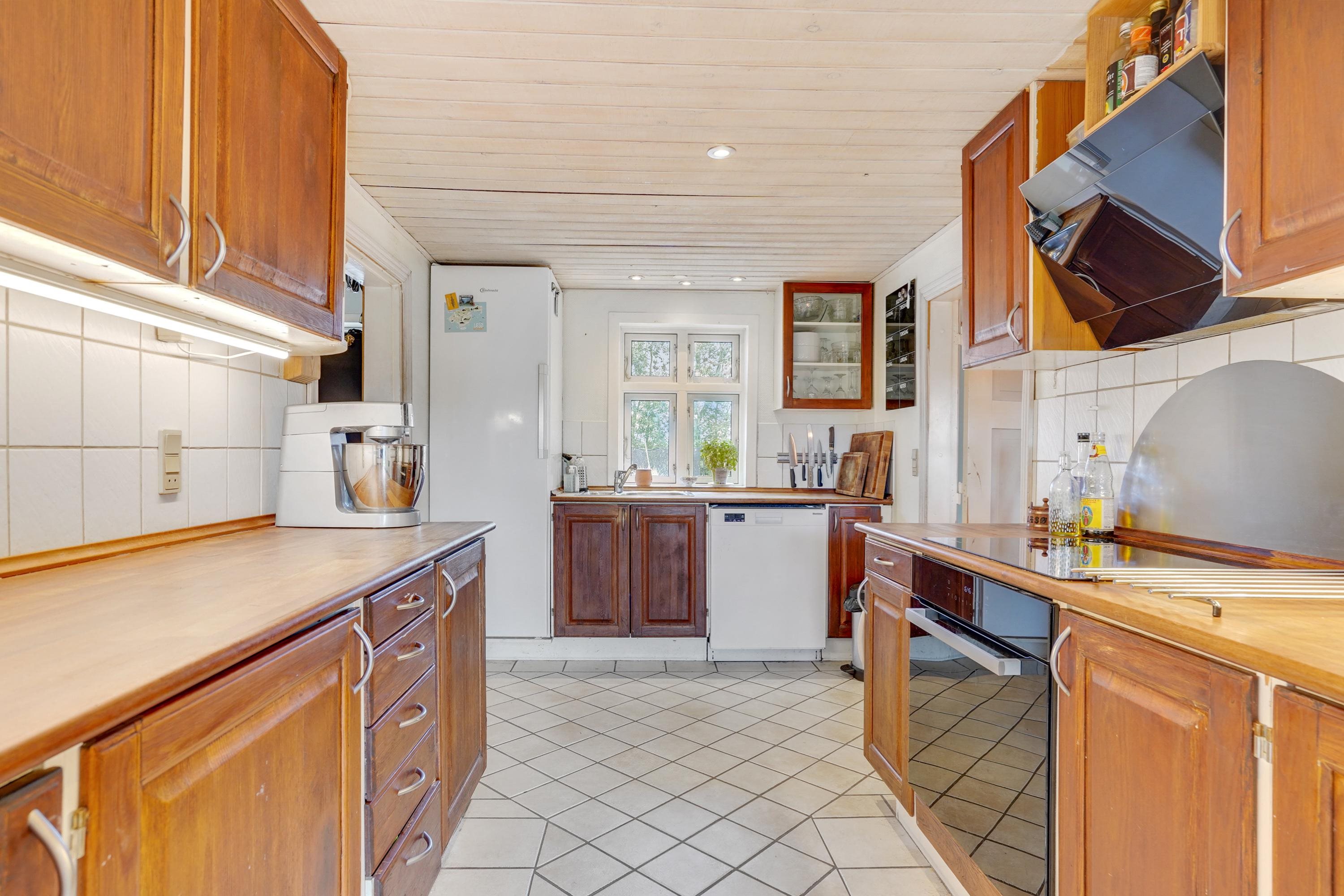 Fremhævet køkken billede i fuldskærmstilstand. Billede af Krustruphedevej 25, 9800 Hjørring