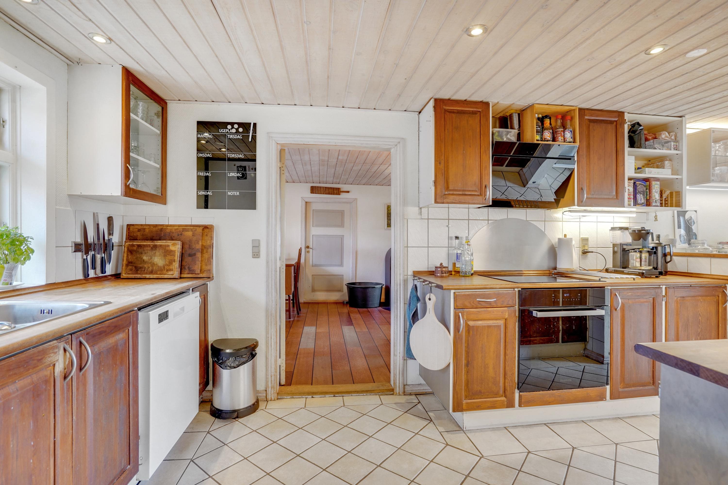 Fremhævet køkken billede i fuldskærmstilstand. Billede af Krustruphedevej 25, 9800 Hjørring