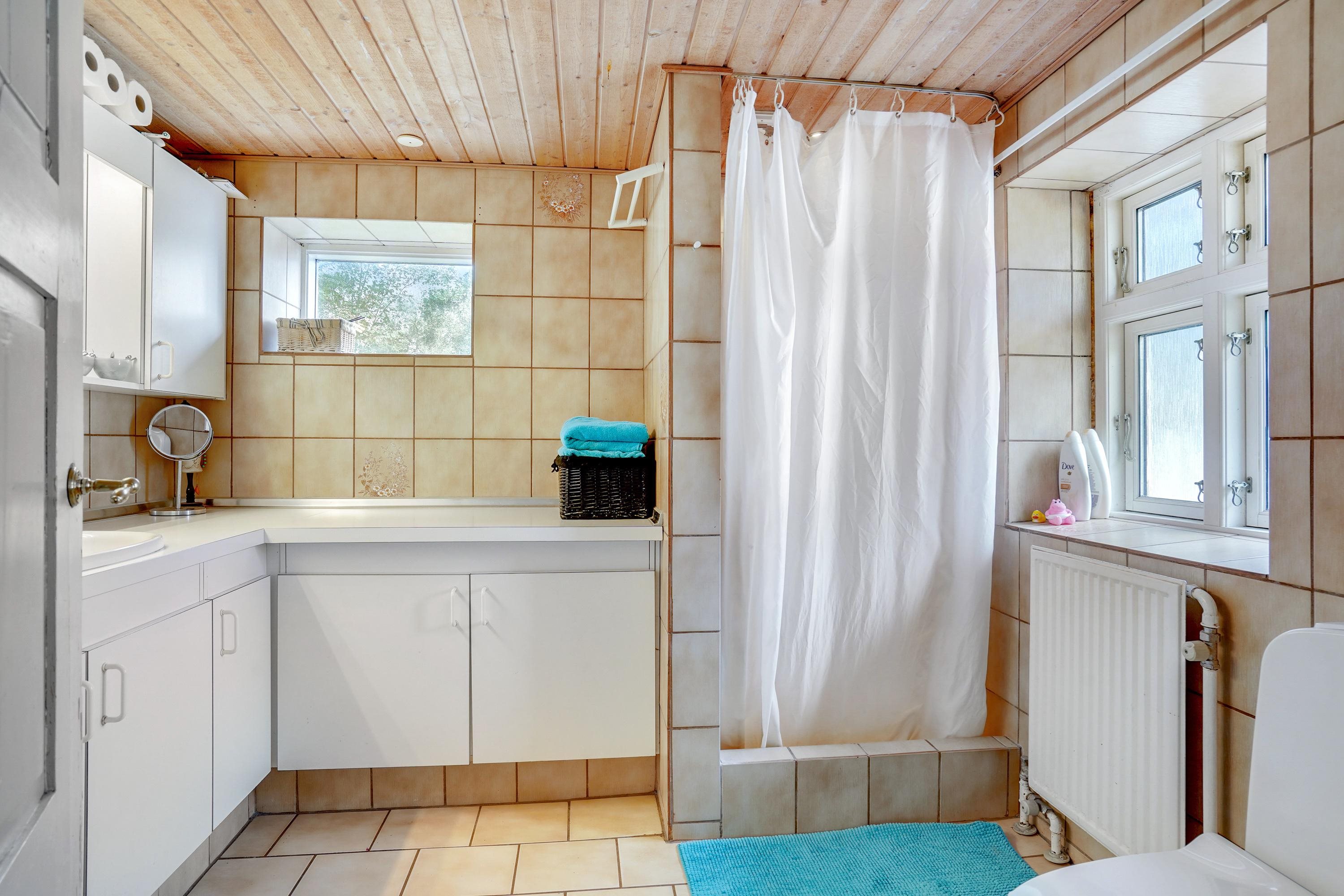 Fremhævet badeværelse billede i fuldskærmstilstand. Billede af Krustruphedevej 25, 9800 Hjørring