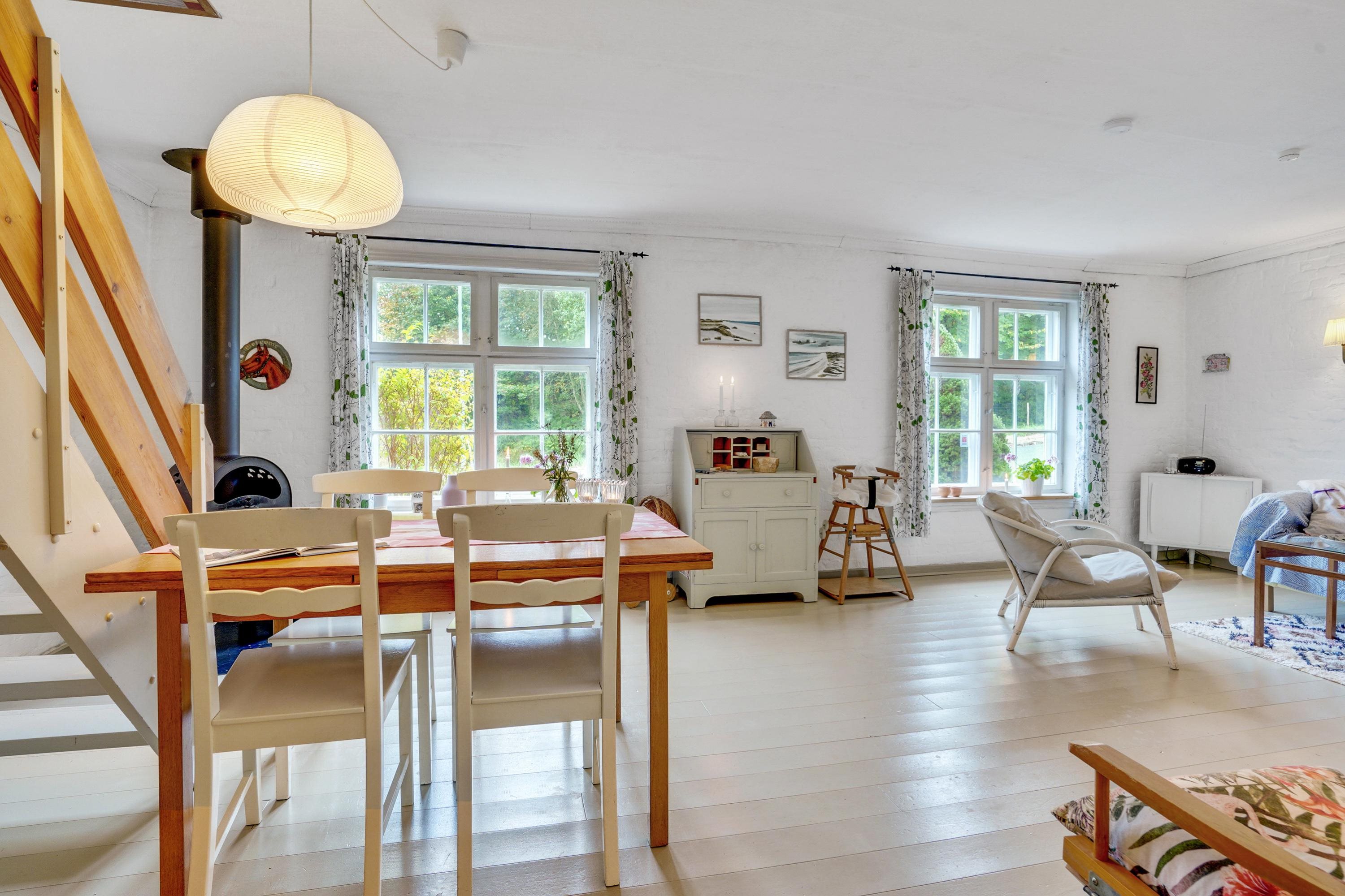 Fremhævet stue billede i fuldskærmstilstand. Billede af Kirkevej 265, Tolne, 9870 Sindal