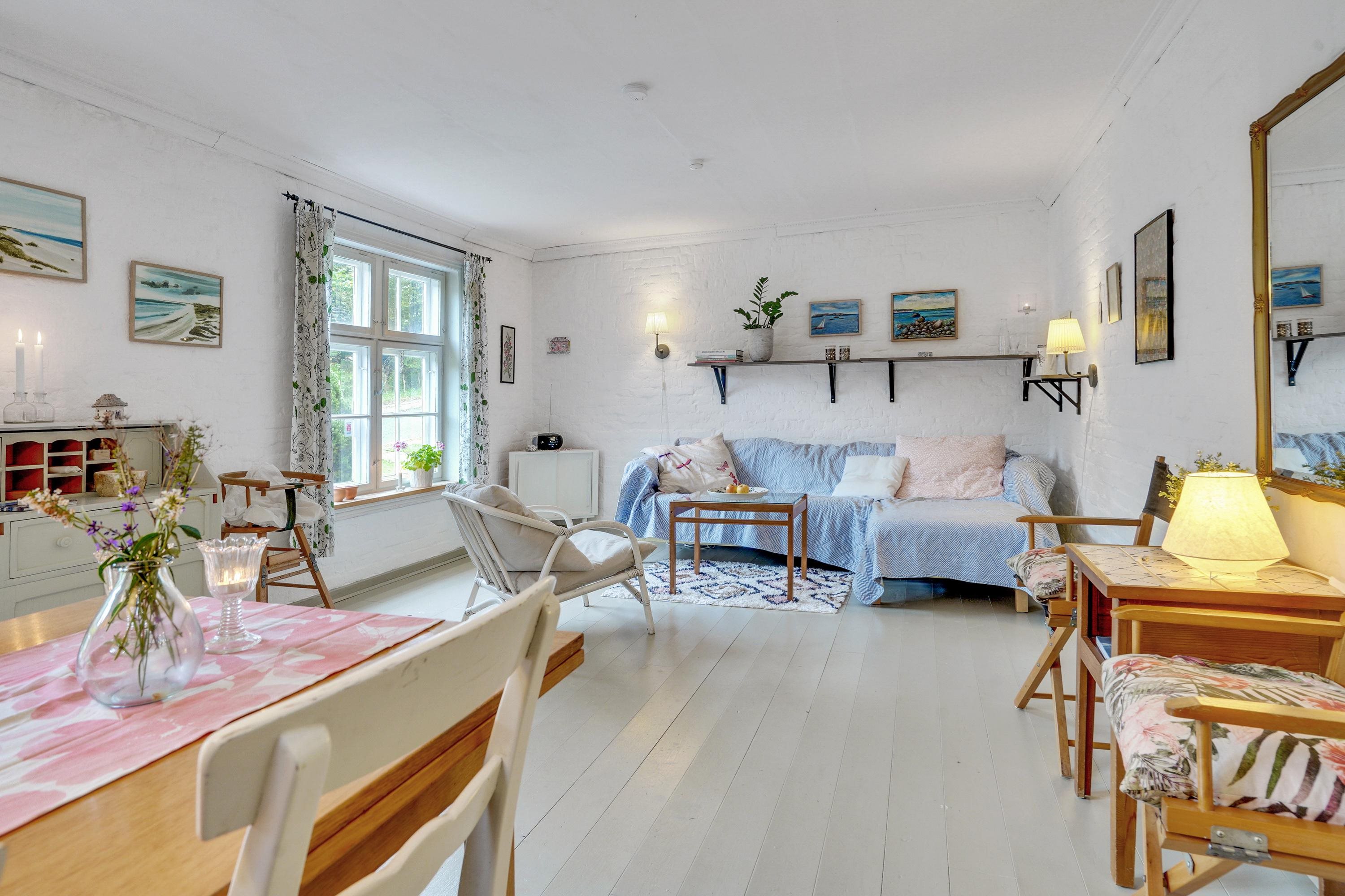 Fremhævet stue billede i fuldskærmstilstand. Billede af Kirkevej 265, Tolne, 9870 Sindal